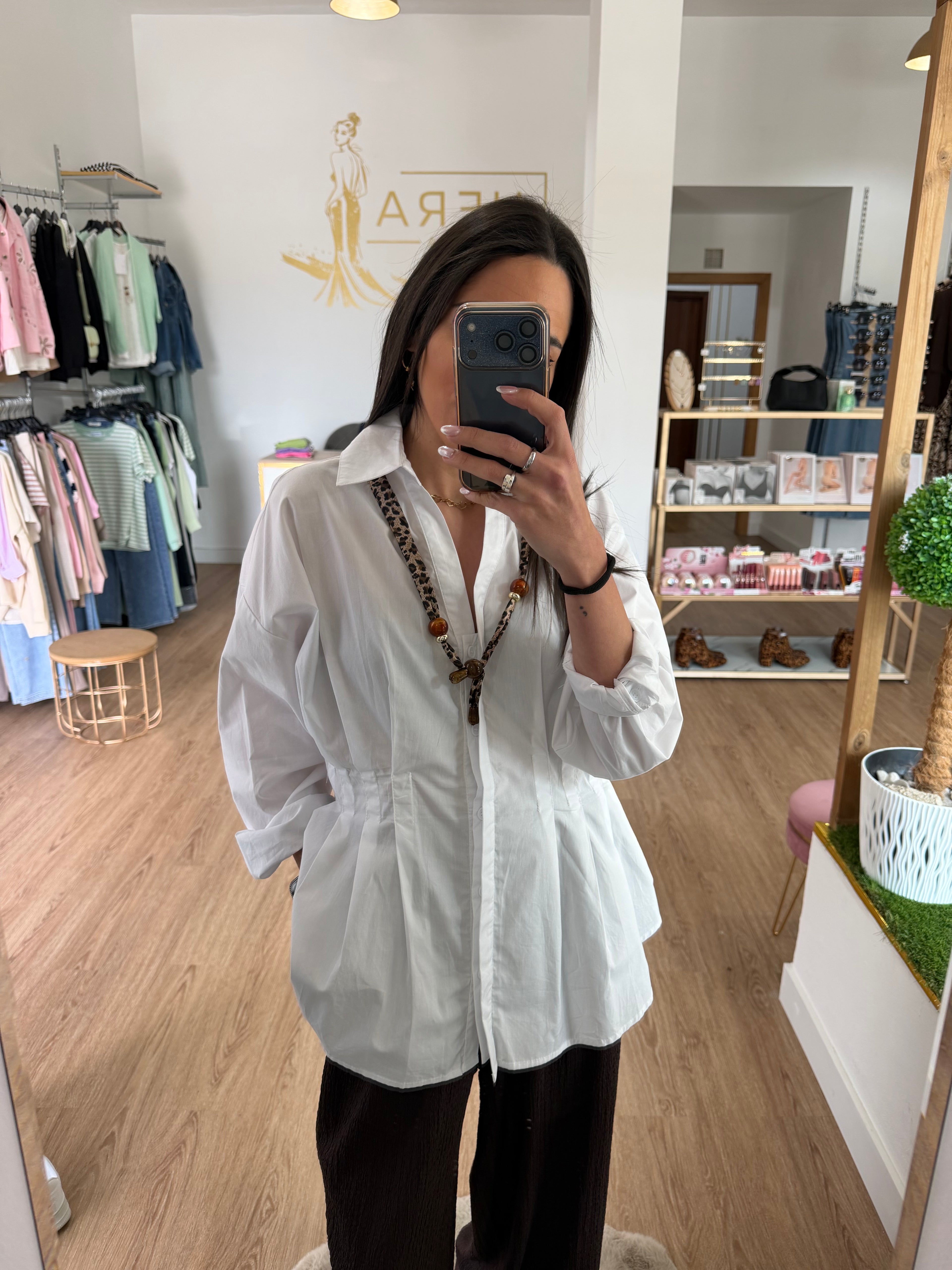 Camisa Blanca Estructurada con Pinzas en cintura - Estilo Corsé y Elegante
