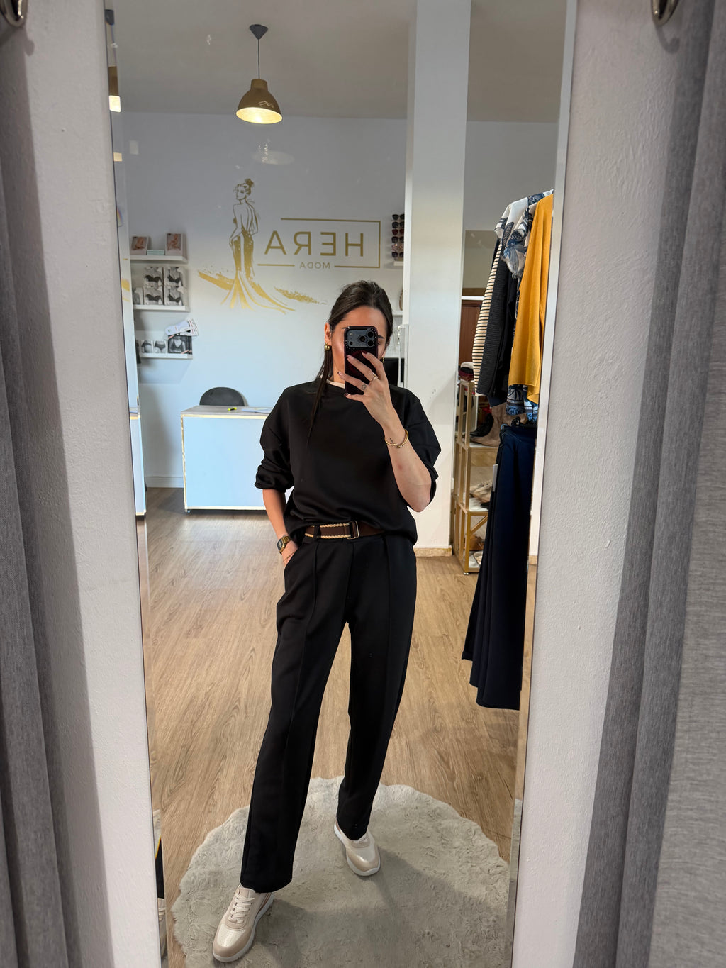 Pantalón Fluido de Pinzas con Raya Central y Cinturón