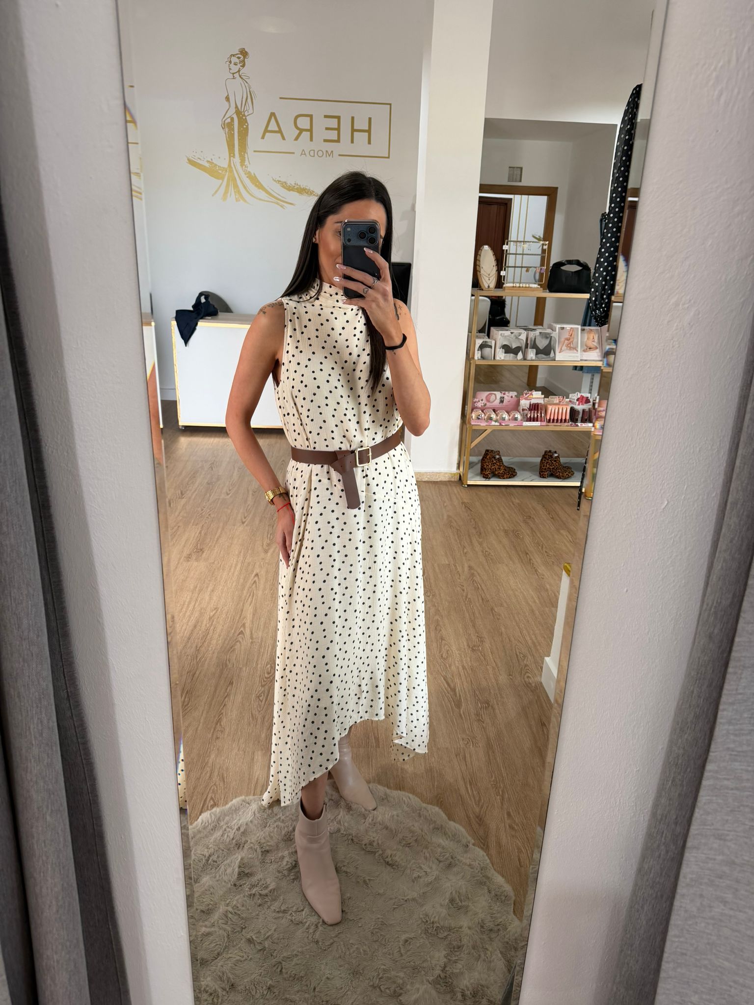 Vestido Midi de Lunares con Bajo Asimétrico y Cuello Perkins - Estilo Boho Chic