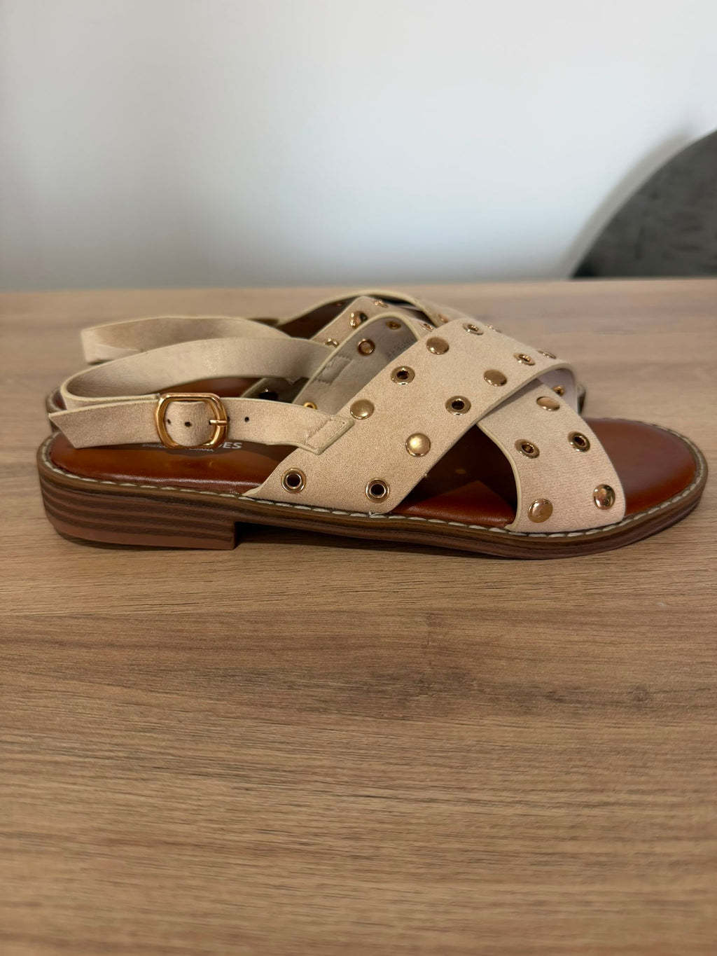 Sandalias Planas con Tachuelas de Ante Beige - Sandalias cruzadas destalonadas