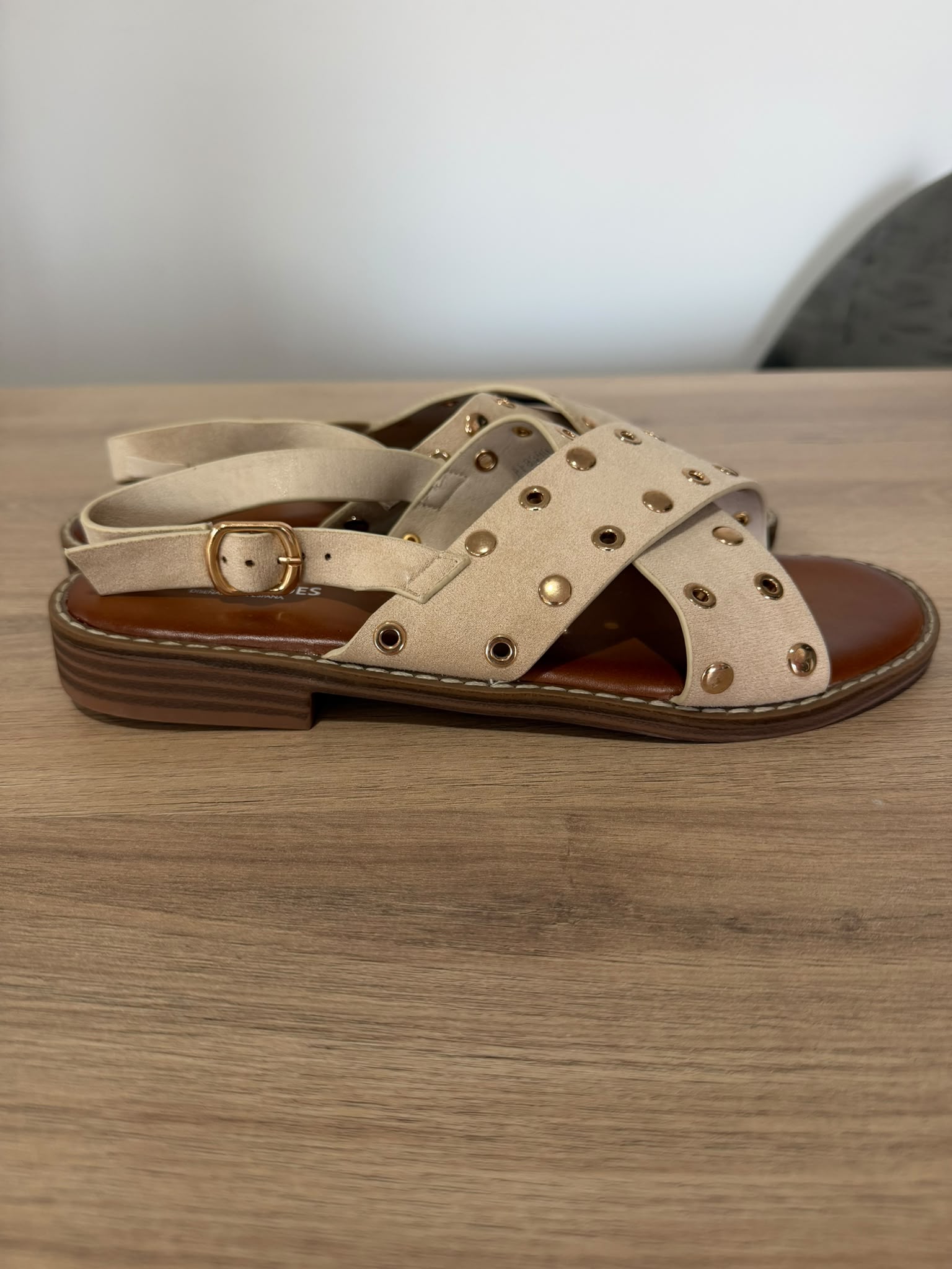 Sandalias Planas con Tachuelas de Ante Beige - Sandalias cruzadas destalonadas