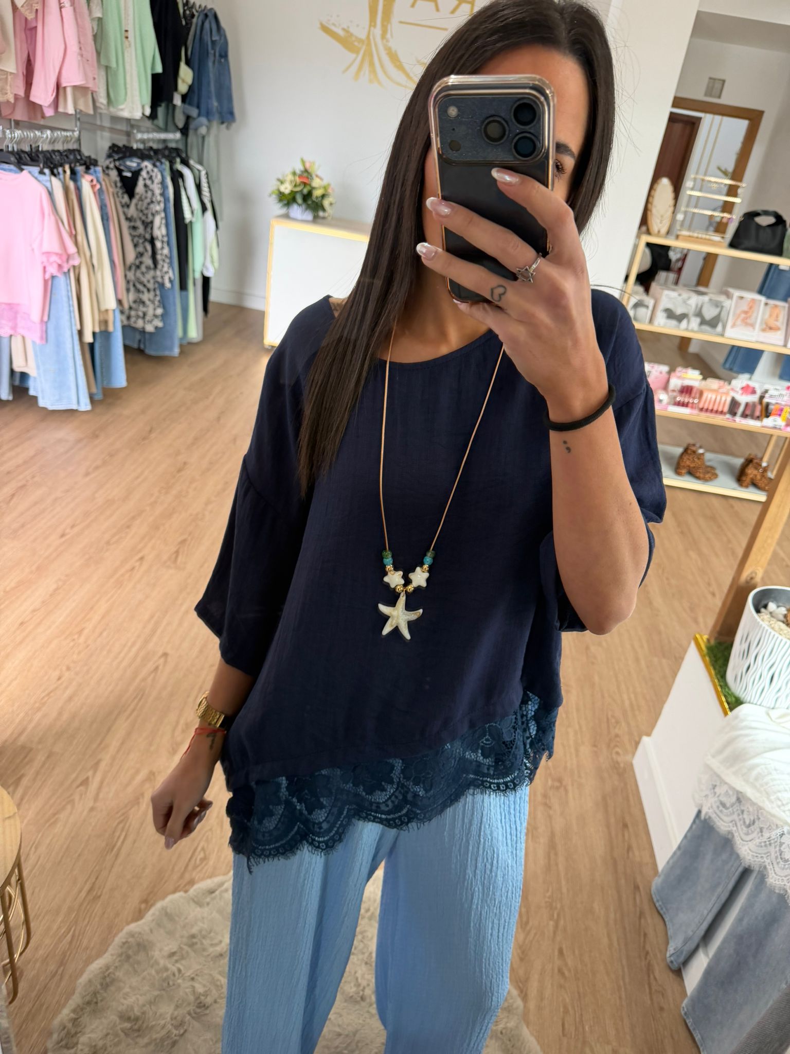 Blusa Fluida con Bajo de Encaje Asimétrico - Estilo Romántico Chic
