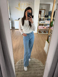 Vaqueros Flare Azul Claro con detalle de tachuelas brillantes - Estilo Glam Denim