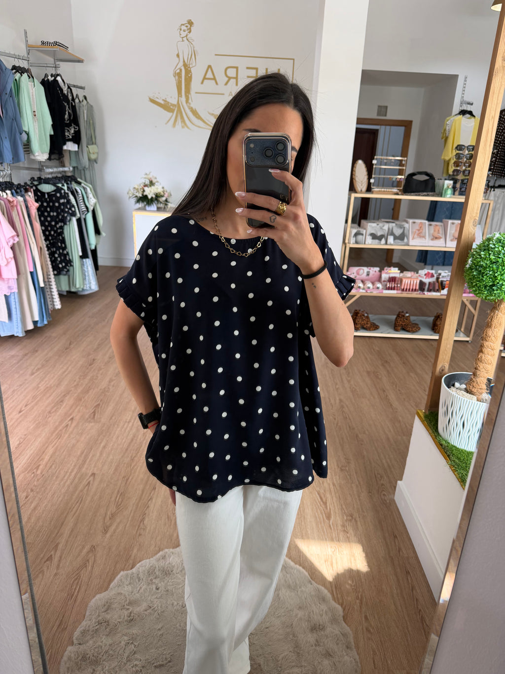 Blusa Fluida de Lunares con Detalle de Volante en la Manga