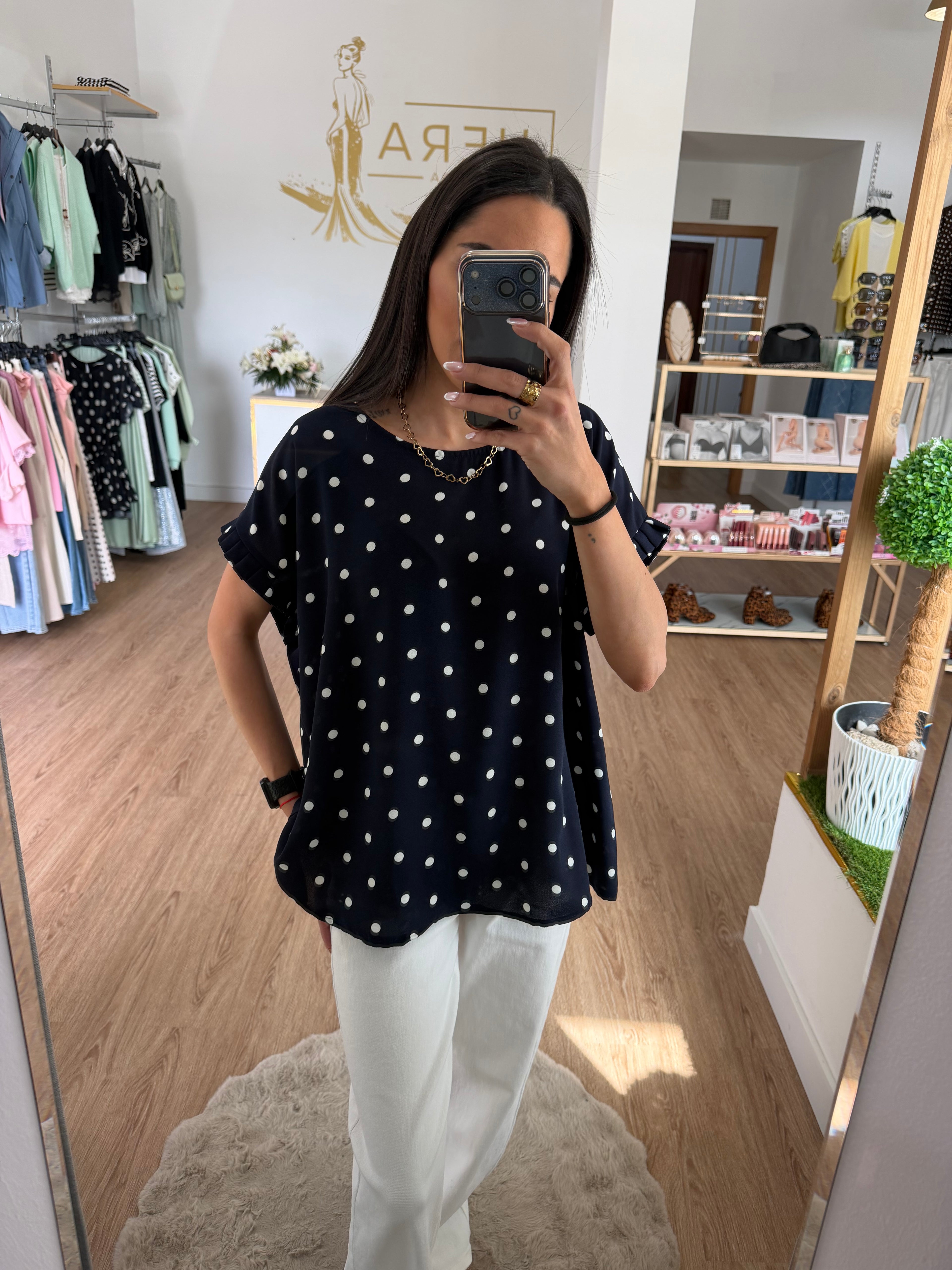Blusa Fluida de Lunares con Detalle de Volante en la Manga