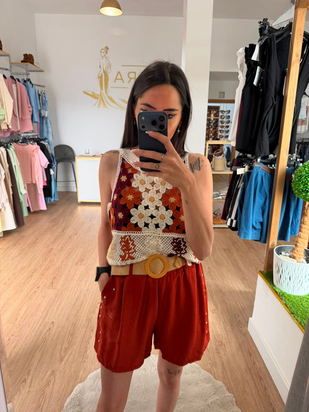 Short fluido tiro alto con apliques laterales y cinturón de rafia / Pantalón corto verano