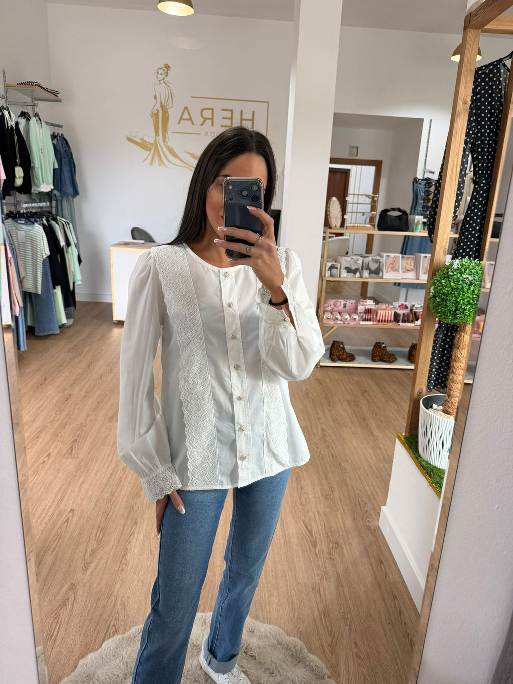Blusa Blanca Romántica con Pechera de Encaje y Bordado Geométrico