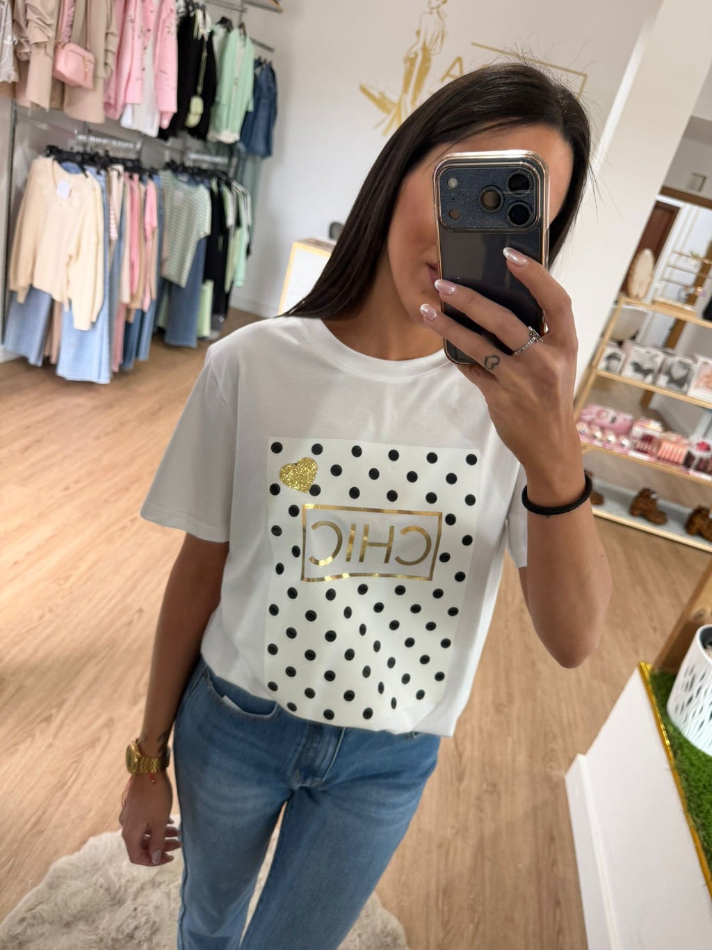 Camiseta Blanca "CHIC" con Estampado de Lunares y Detalles Dorados