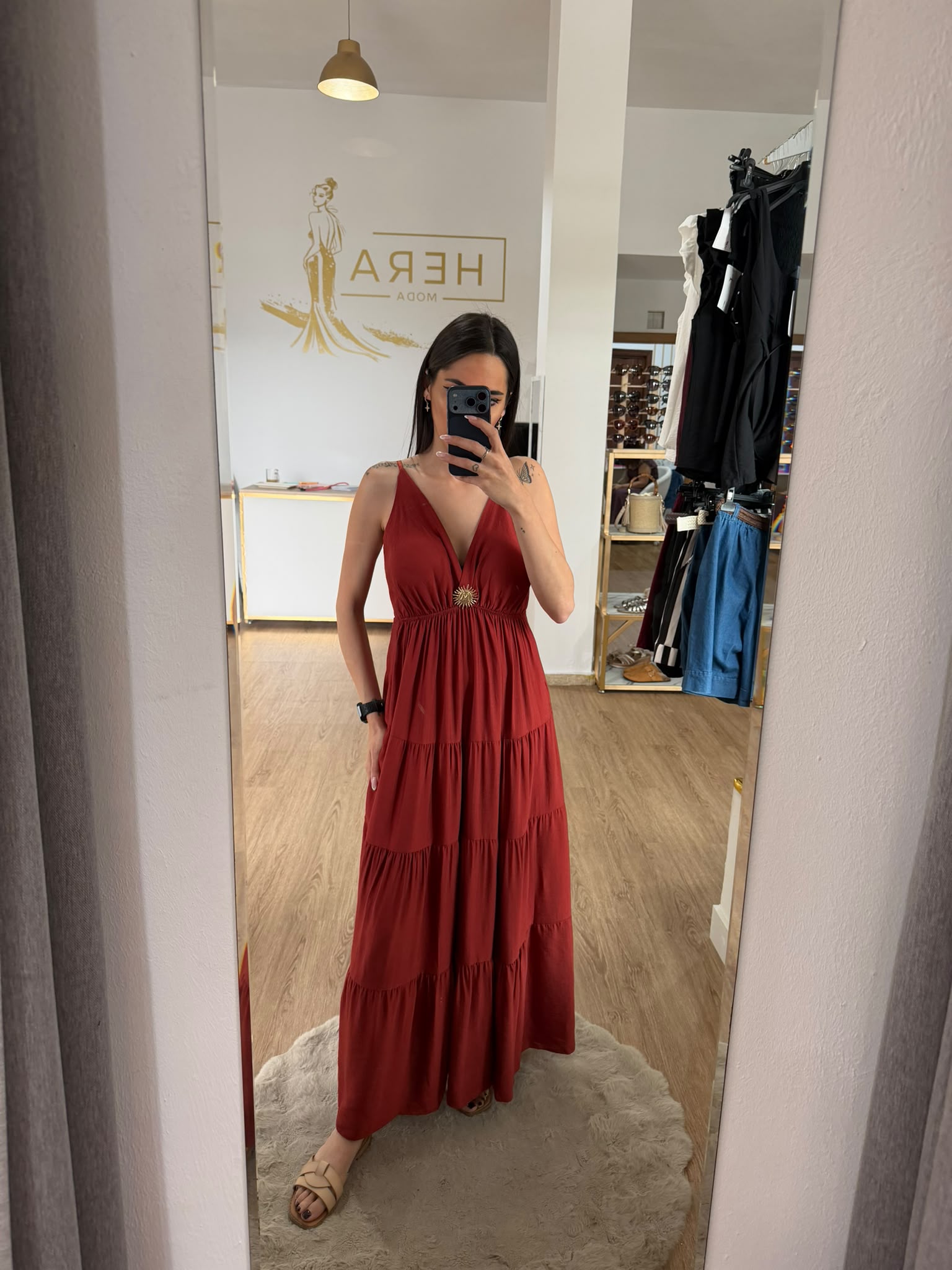 Vestido largo boho con broche sol dorado / Vestido maxi con volantes y escote v