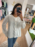 Blusa Blanca Romántica con Pechera de Encaje y Bordado Geométrico