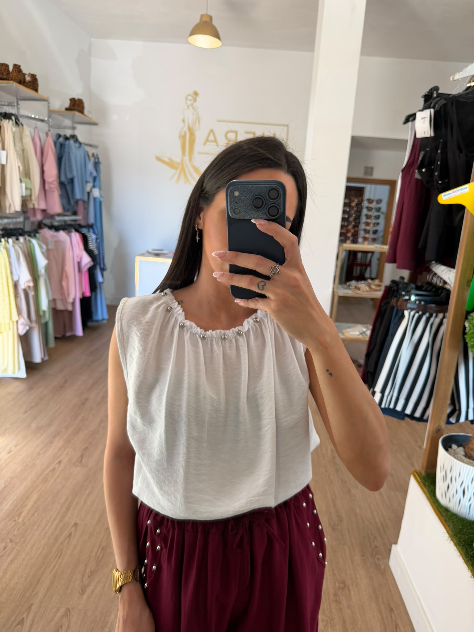 Blusa Fluida Sin Mangas Con Tachuelas en el Cuello / Top Elevado con Cuello Fruncido