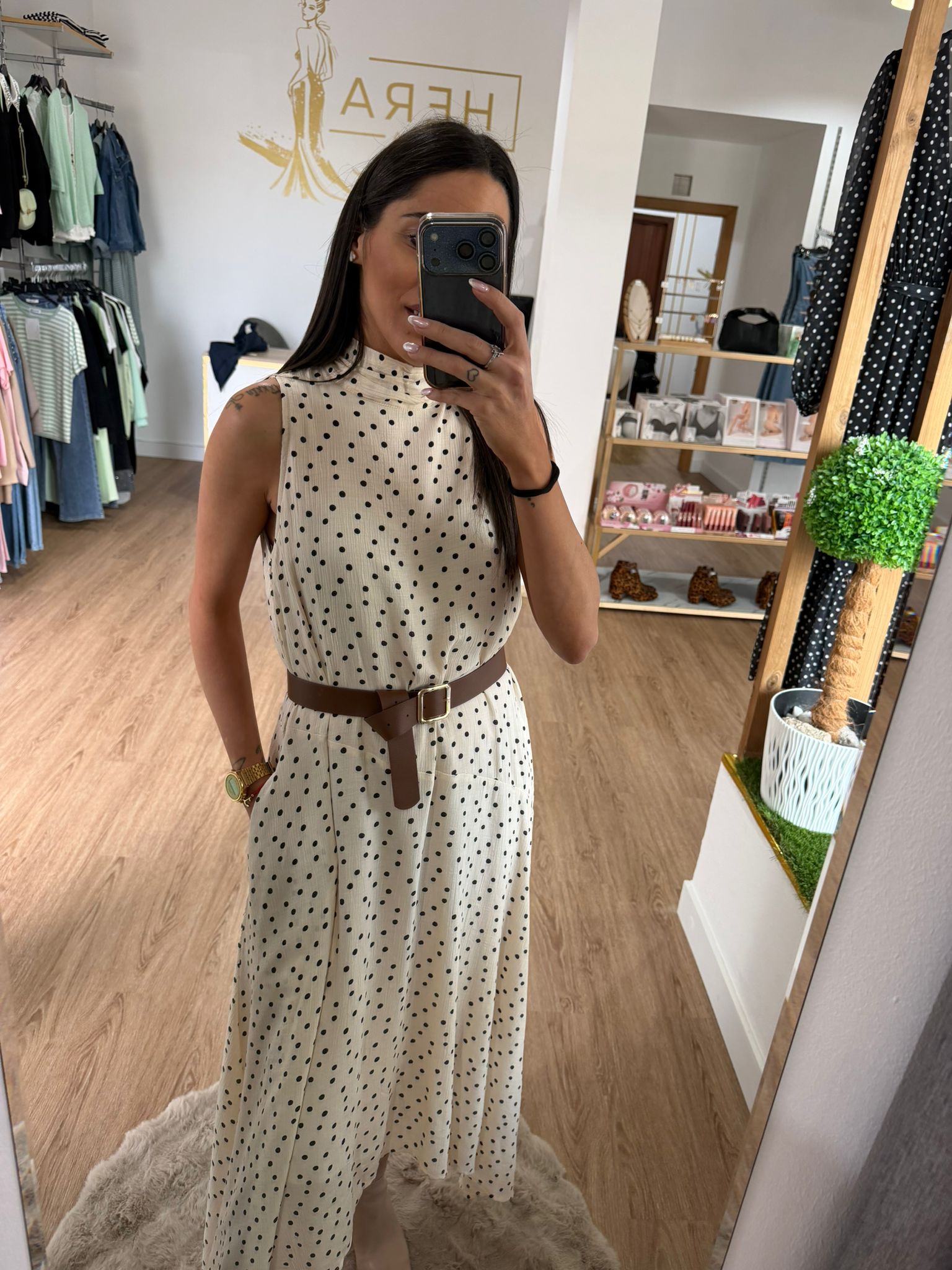 Vestido Midi de Lunares con Bajo Asimétrico y Cuello Perkins - Estilo Boho Chic