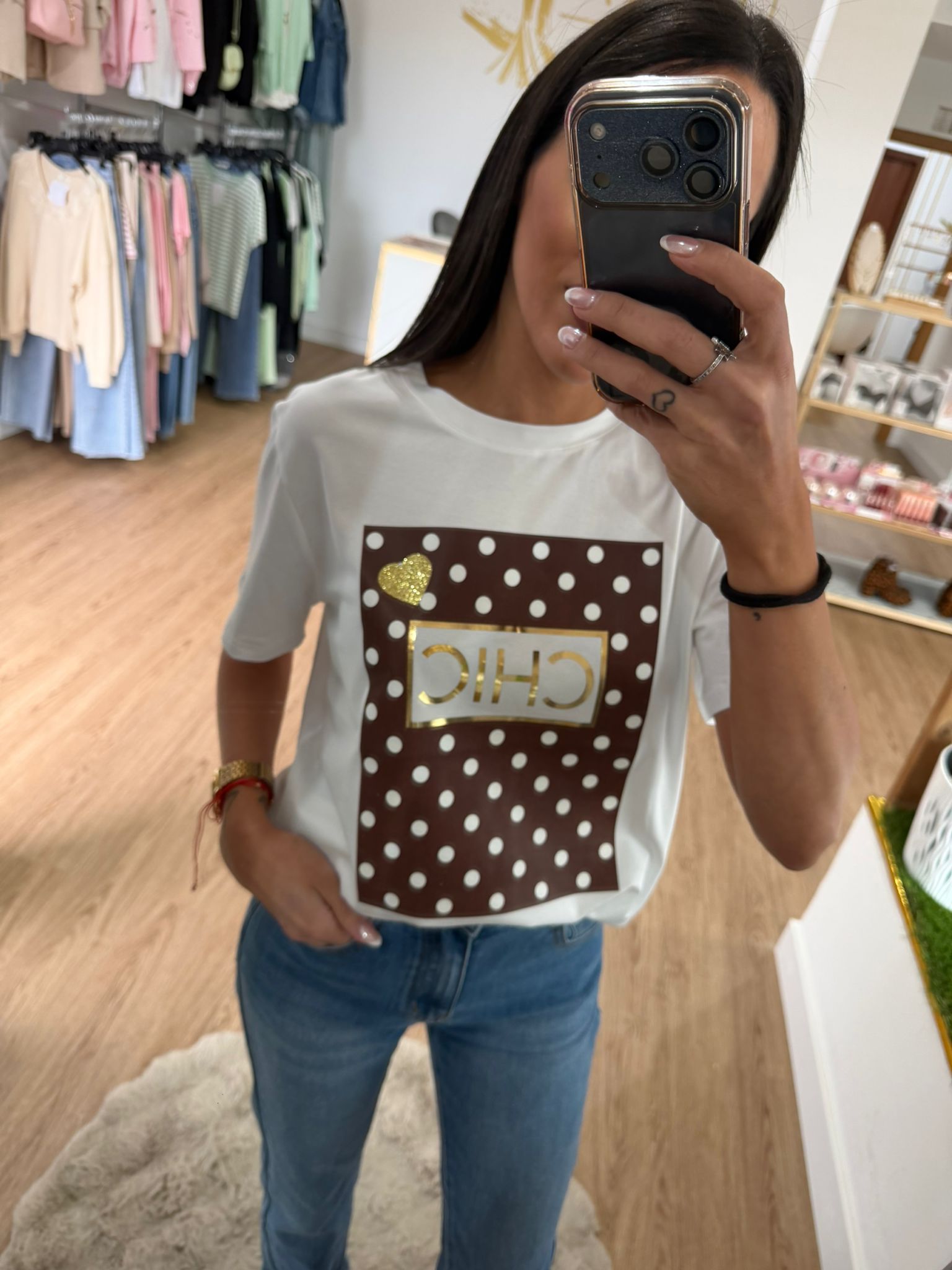 Camiseta Blanca "CHIC" con Estampado de Lunares y Detalles Dorados