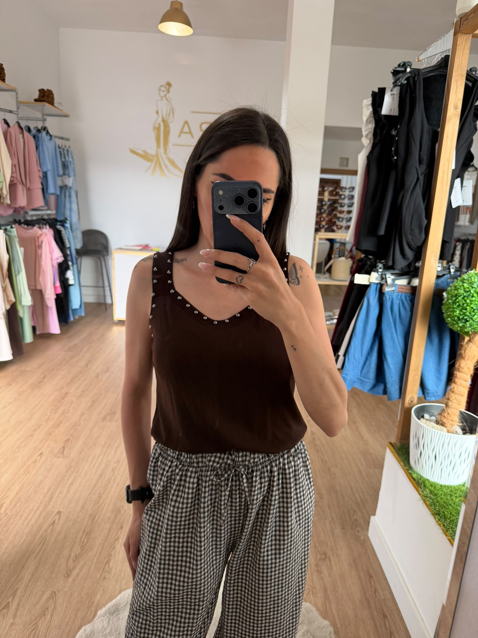 Top Liso de Tirantes Anchos Con Tachuelas / Camiseta de Punto Fino