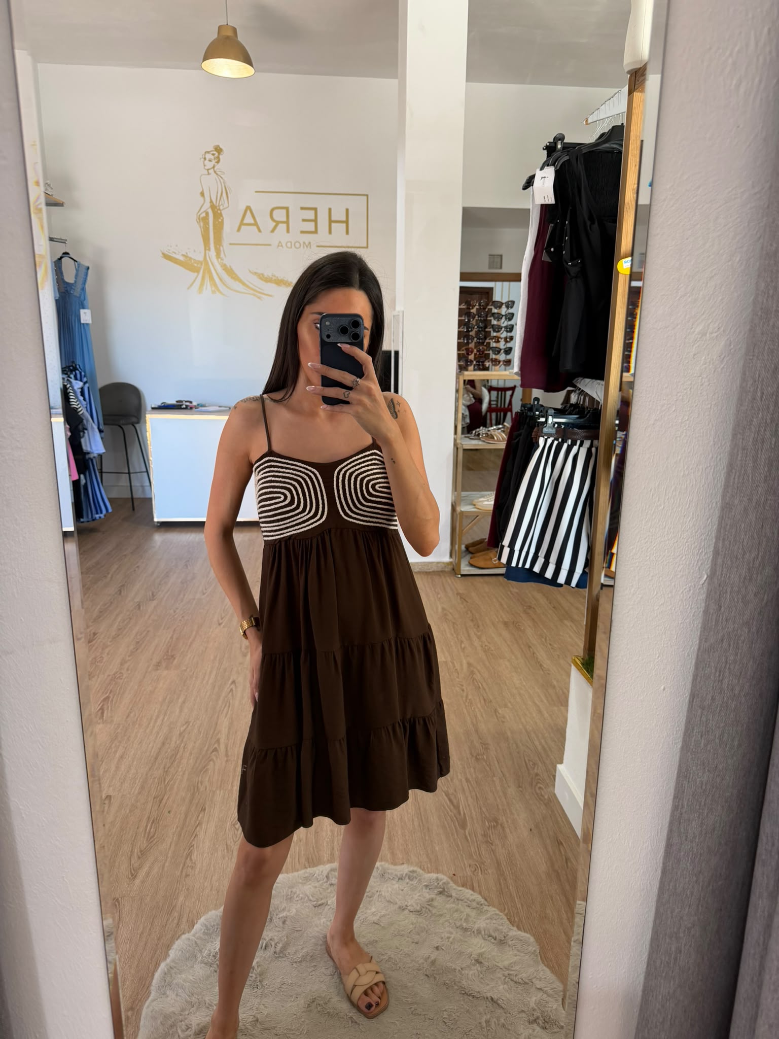 Vestido Corto de Tirantes con Pecho Bordado / Vestido Corto con Volantes Estilo Imperio