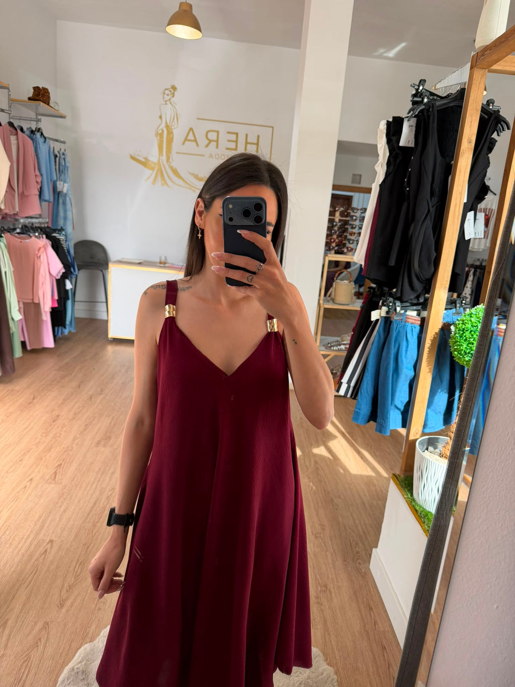 Vestido midi Fluido Hebillas Doradas / Vestido de Tirantes Evasé escote en V