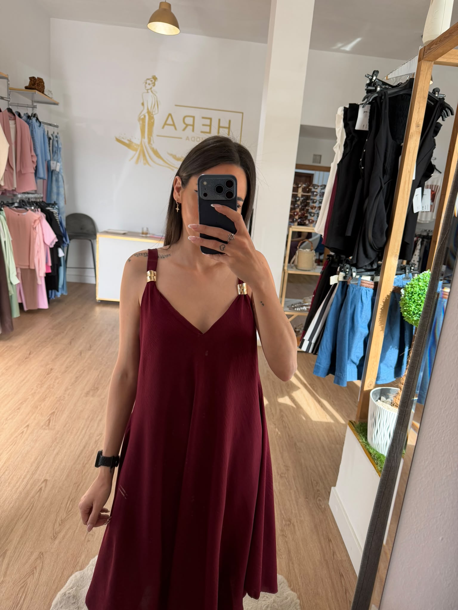 Vestido midi Fluido Hebillas Doradas / Vestido de Tirantes Evasé escote en V