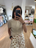 Camiseta Beige para Mujer con Detalles Calados en el Hombro