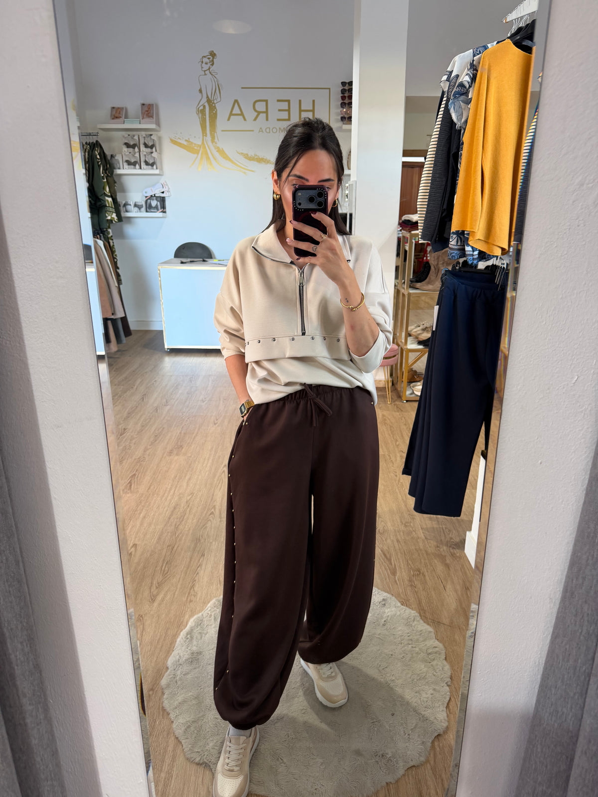 Pantalón Jogger Fluido con Tachuelas Laterales y Bajo con Puño