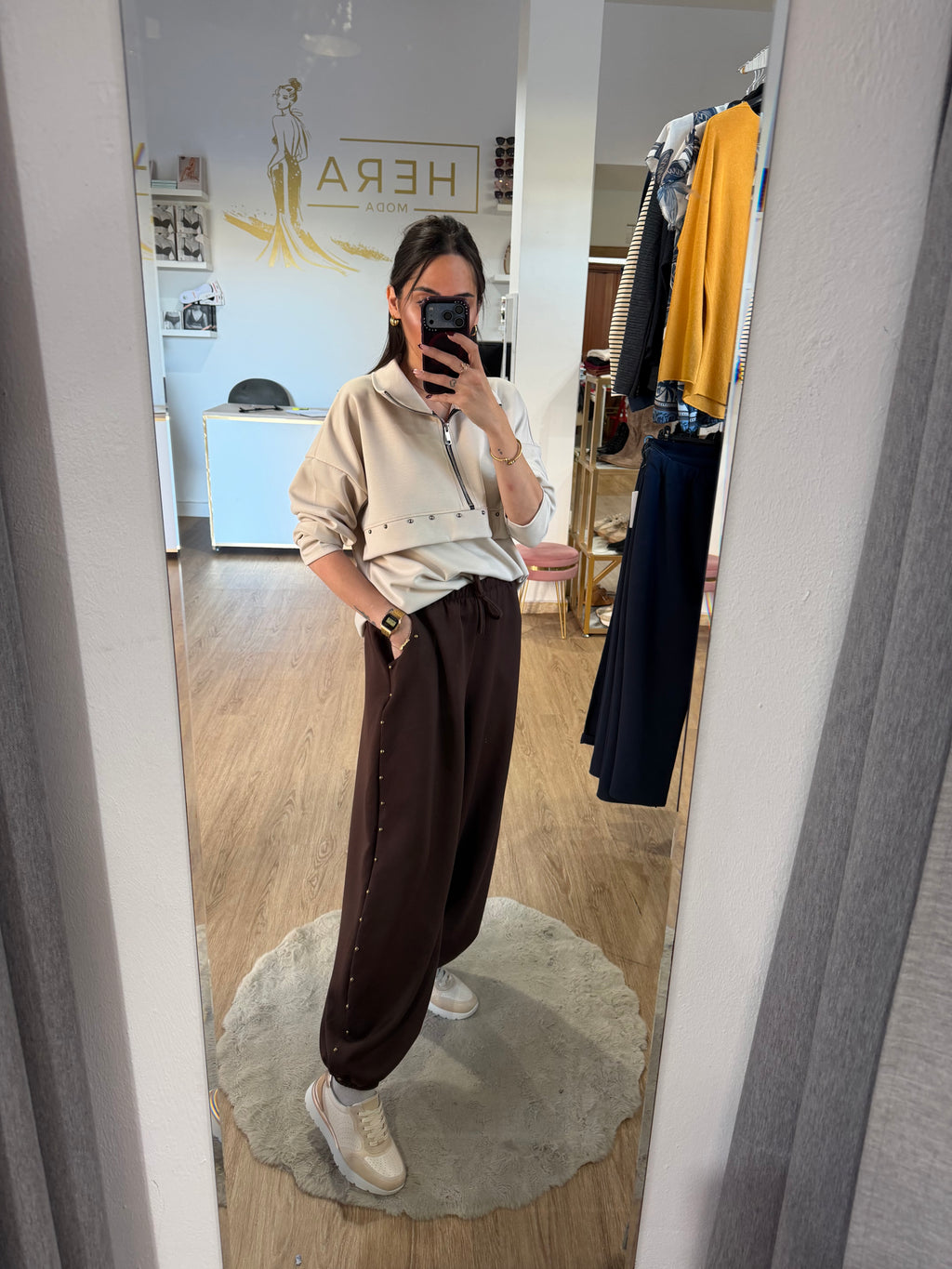 Pantalón Jogger Fluido con Tachuelas Laterales y Bajo con Puño