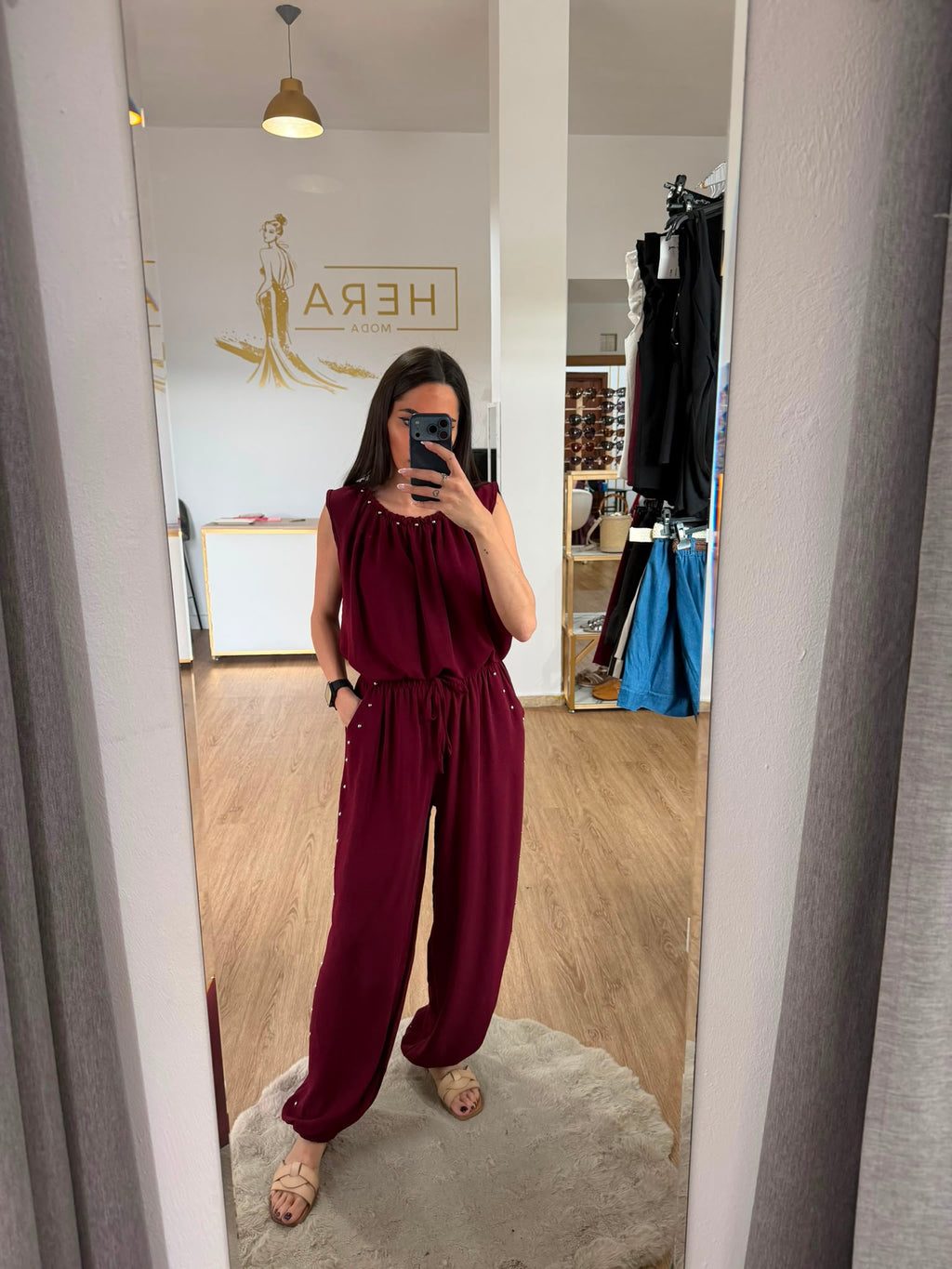 Conjunto dos piezas blusa cuello tachuelas y pantalón bombacho / Set fluido y elegante