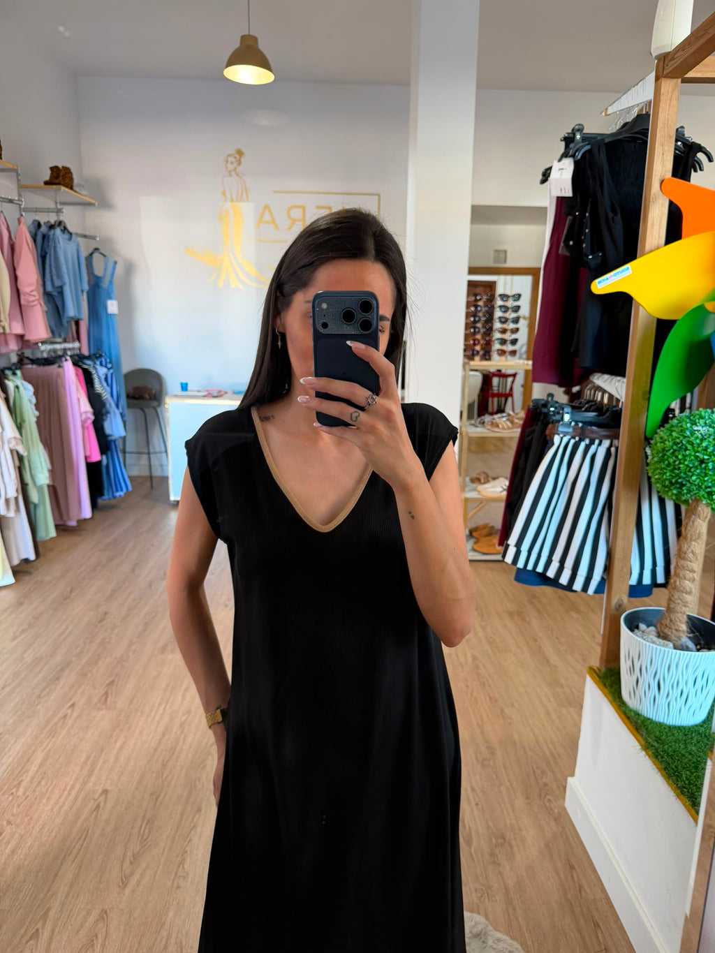 Vestido Midi Fluido con Escote en Pico / Vestido recto