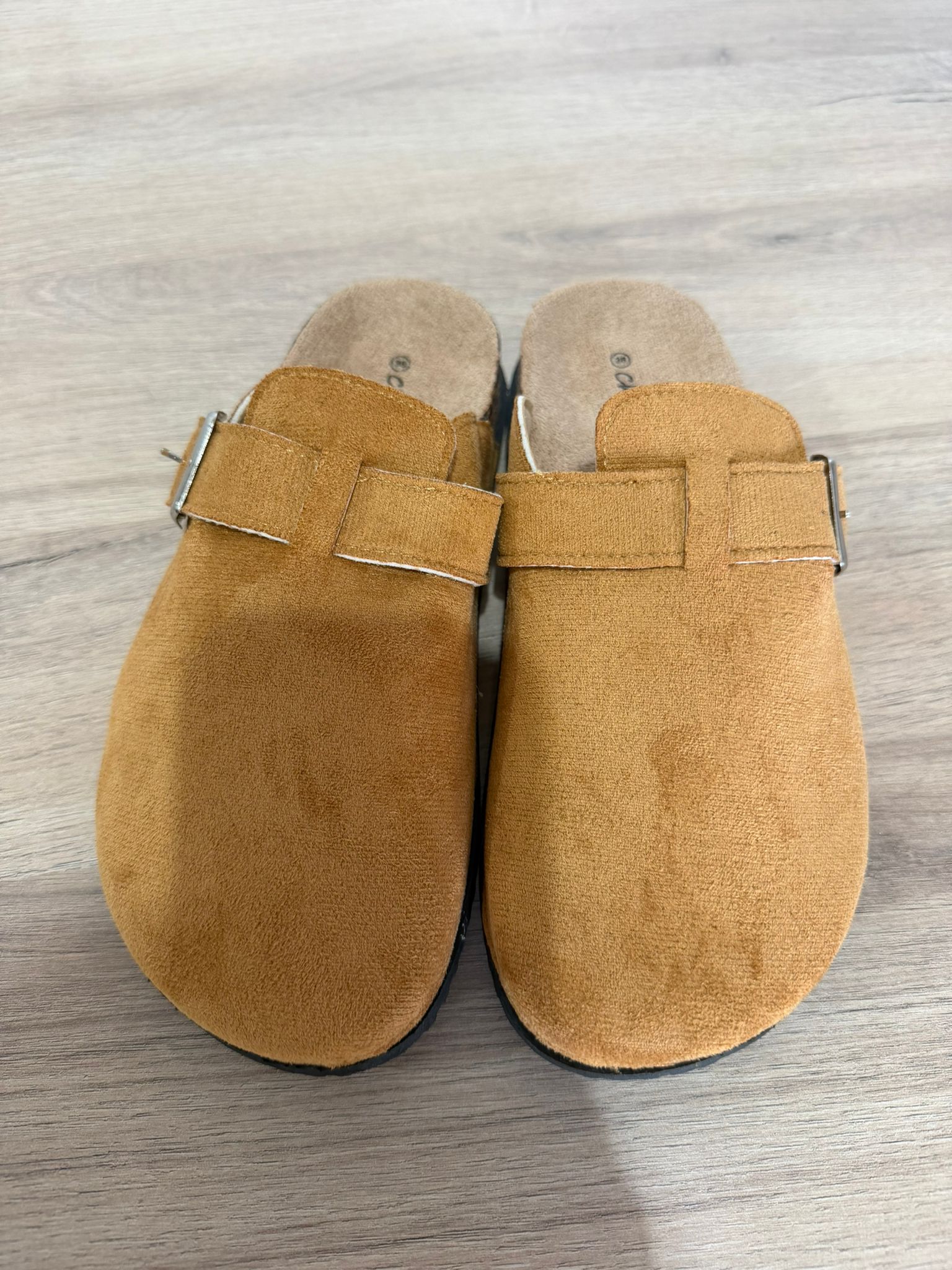Zuecos de Antelina Camel con Hebilla / Mules Planos Suela de Corcho