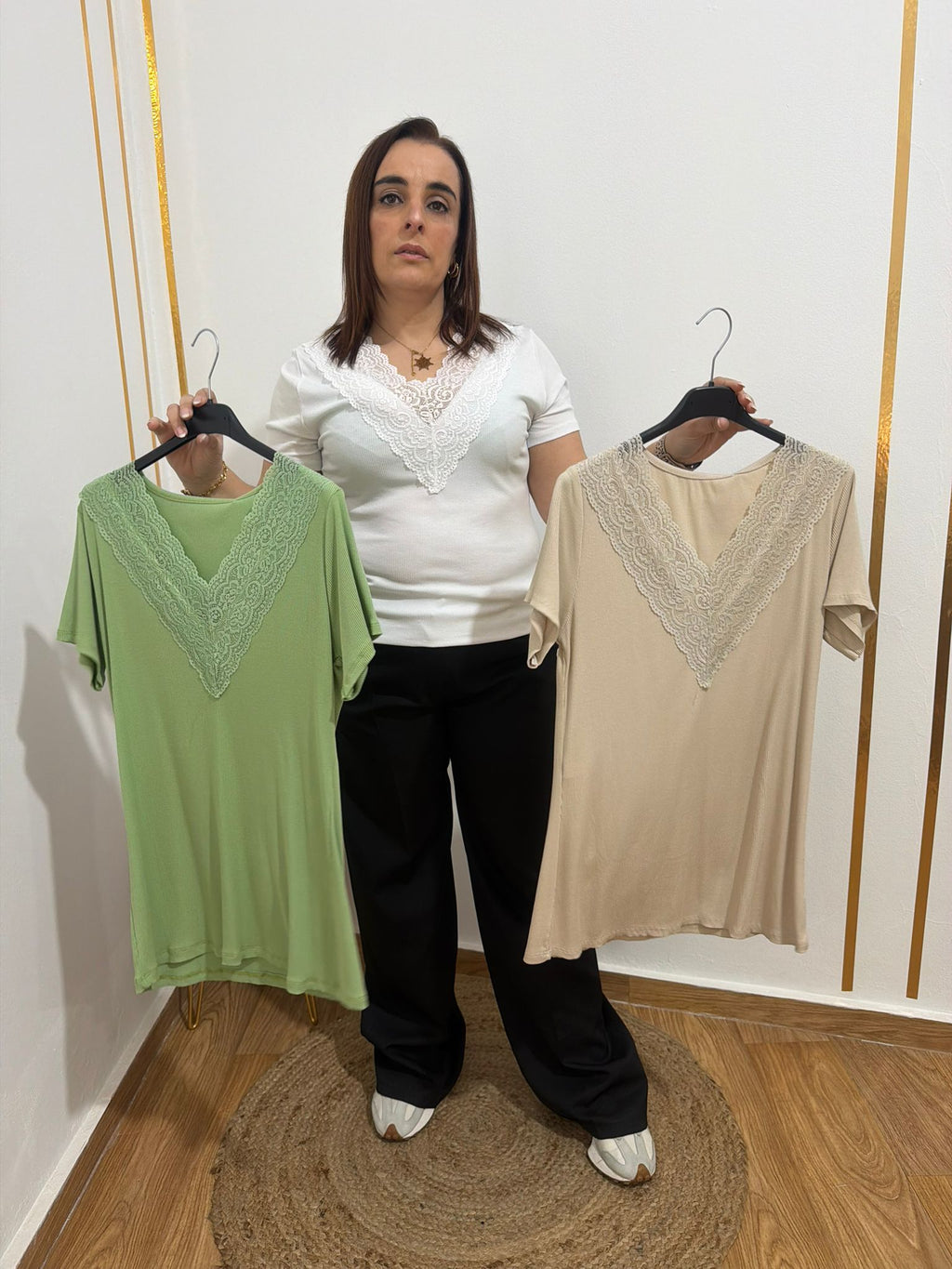 Camiseta Lencera de Manga Corta con Detalle de Encaje – Elegancia y Confort