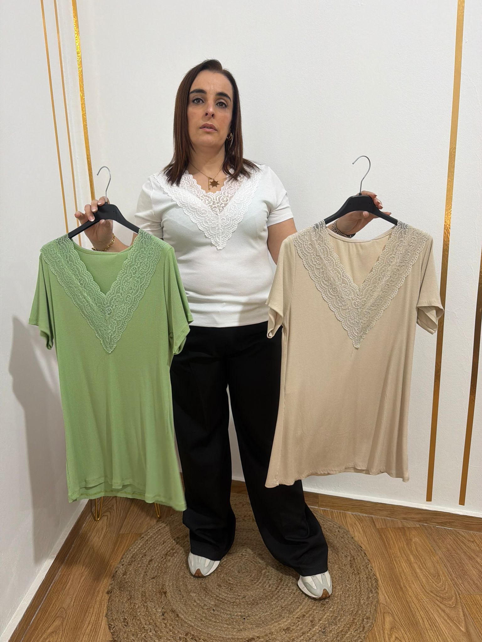 Camiseta Lencera de Manga Corta con Detalle de Encaje – Elegancia y Confort