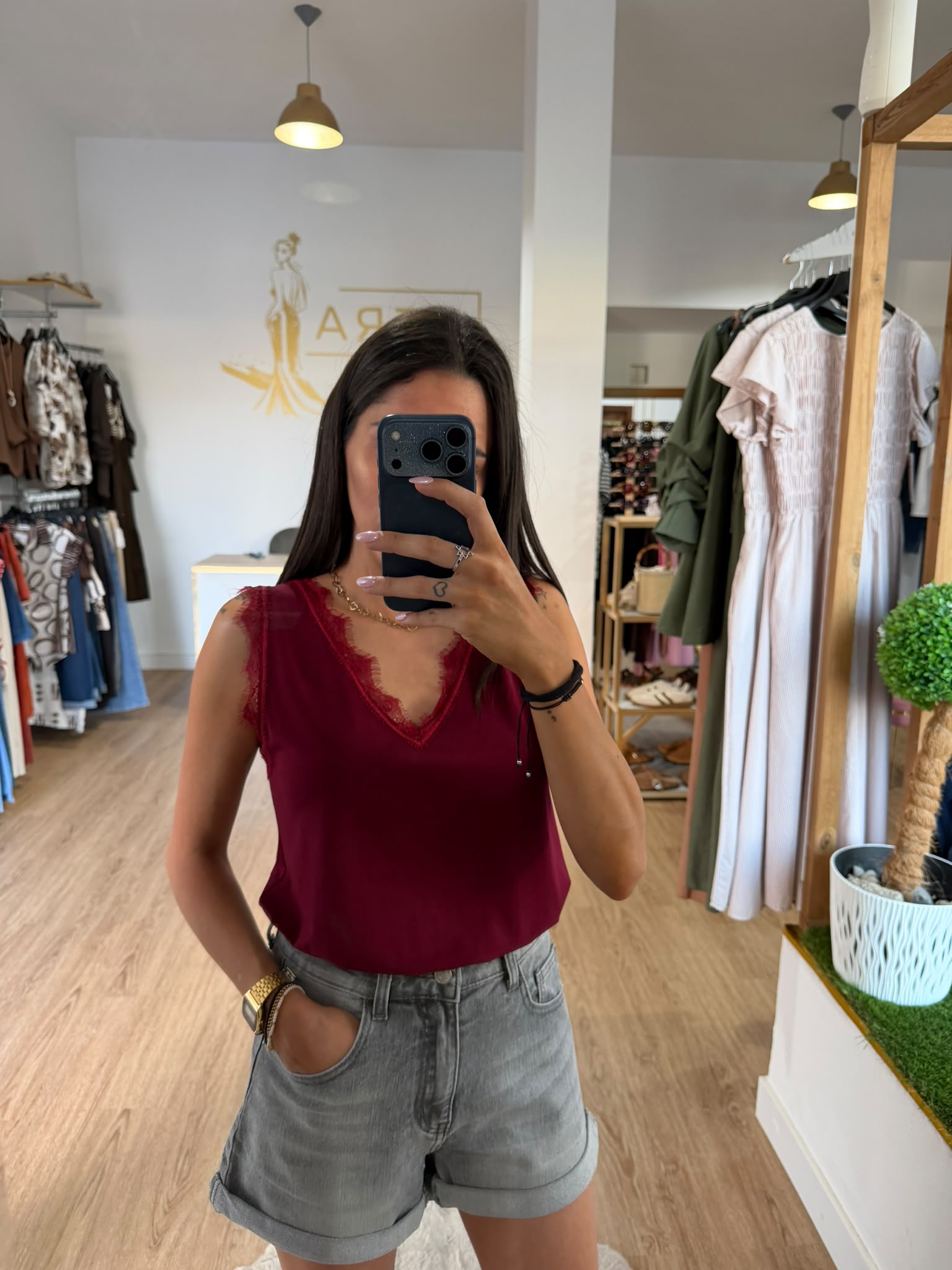 Top lencero sin mangas con detalle de encaje en escote y hombros / Camisetas elegantes