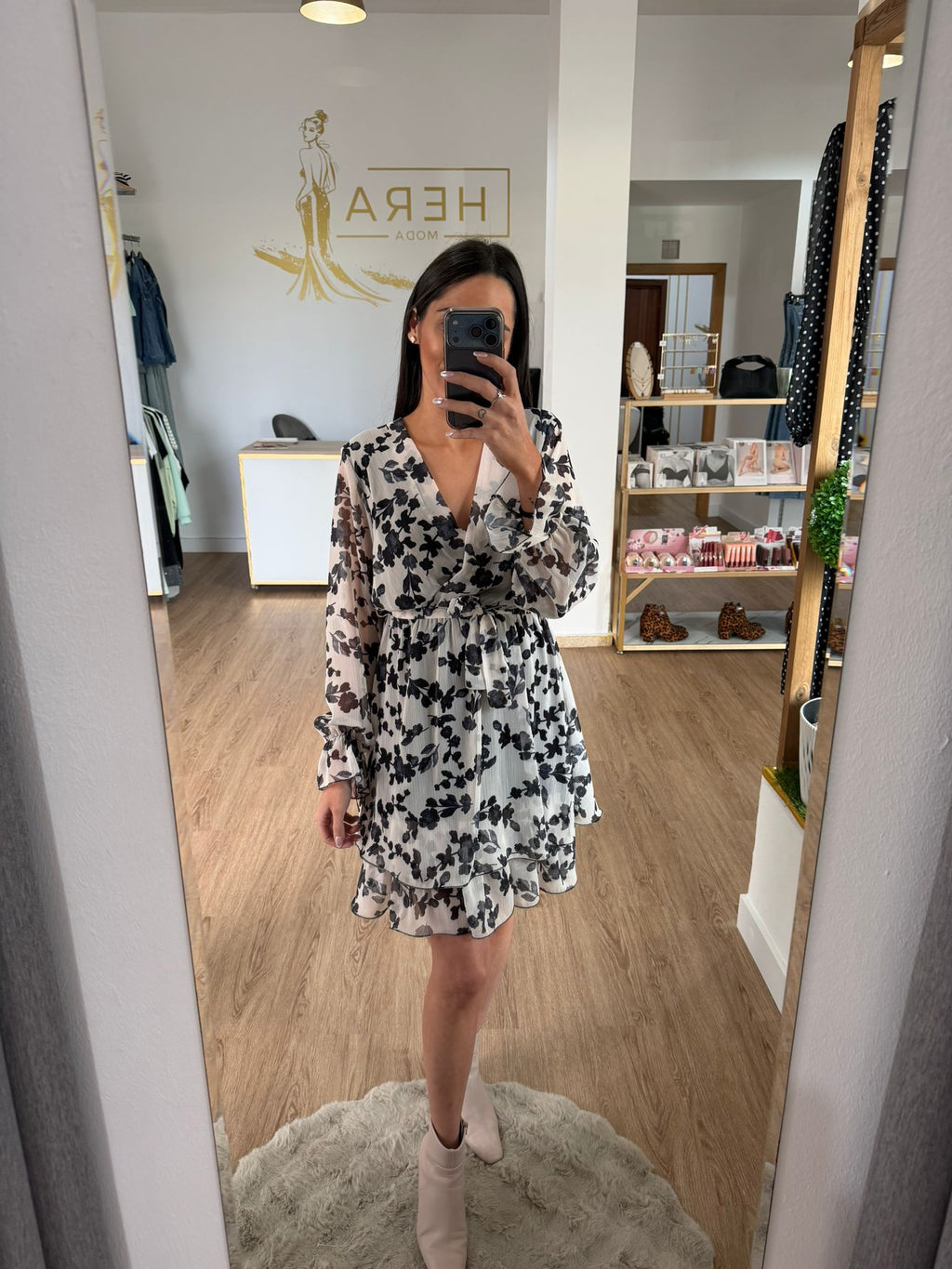 Vestido Corto Cruzado con Estampado Floral y Volantes - Romanticismo en Blanco y Negro