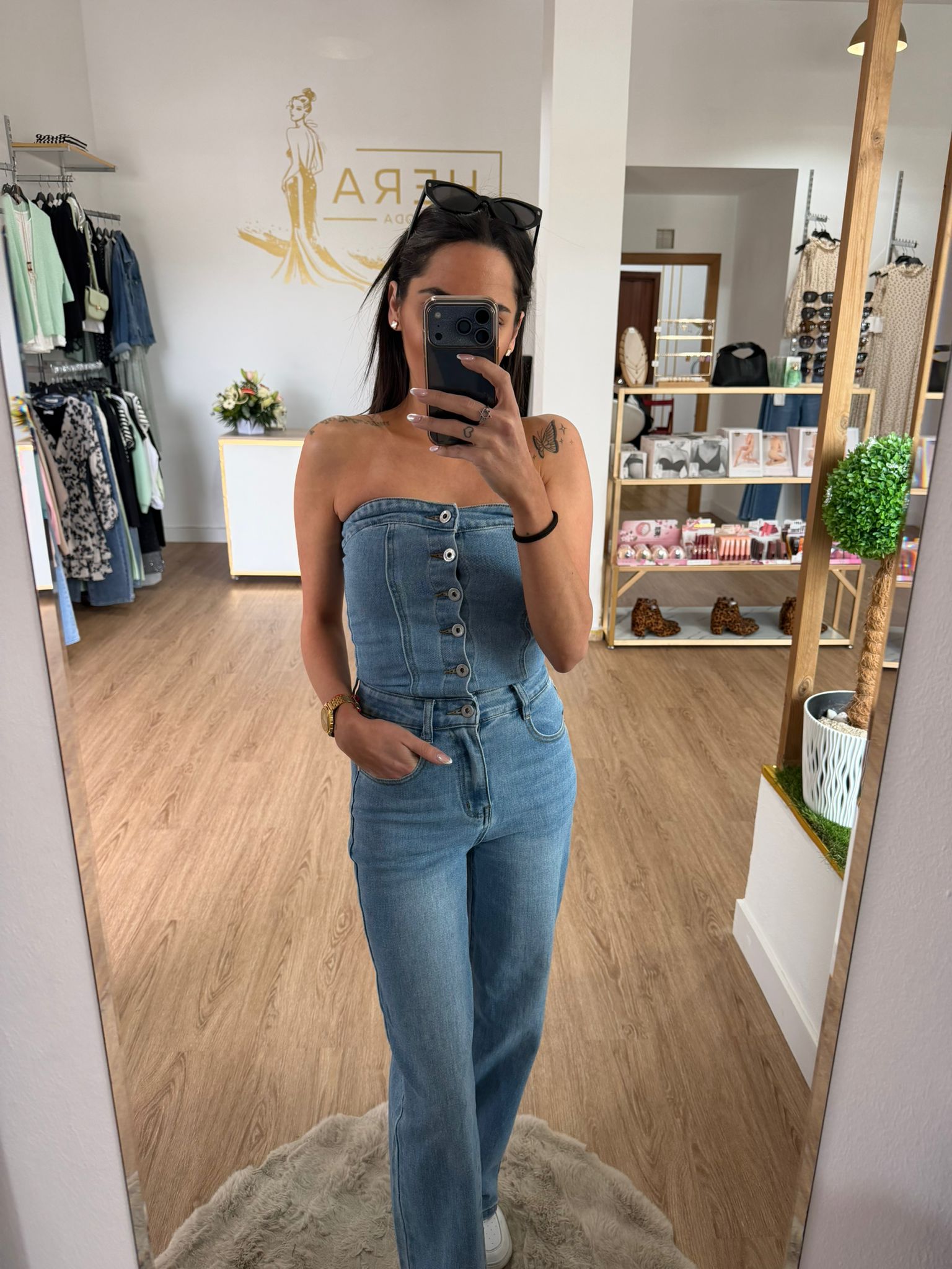 Mono Vaquero Denim de Corte Recto con Botonadura Frontal – Estilo Urbano Chic