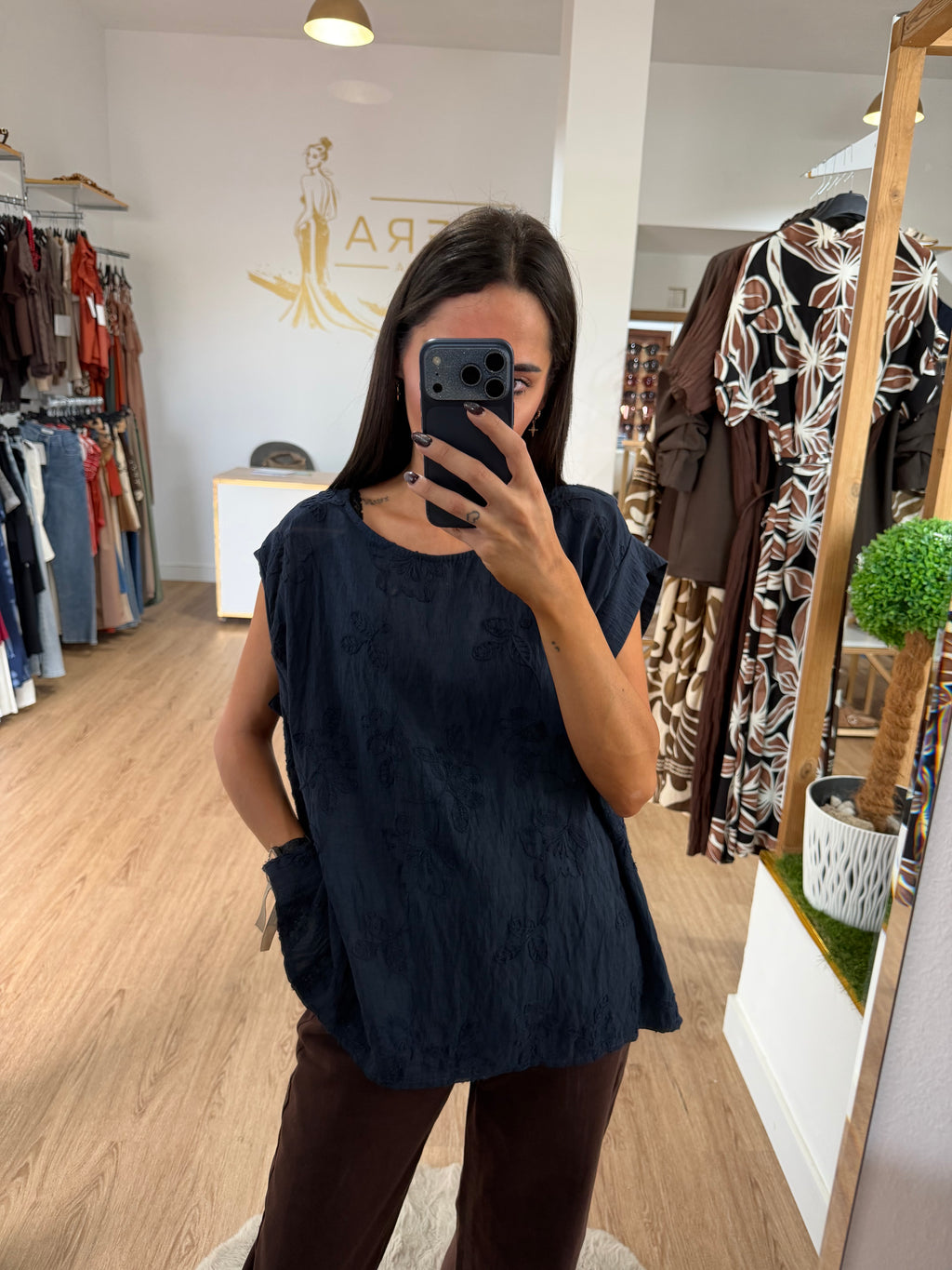 Blusa Fluida Bordada con Volantes / Top de Algodón con botones laterales