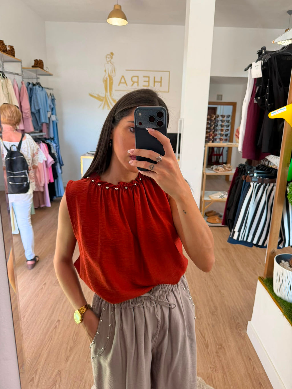 Blusa Fluida Sin Mangas Con Tachuelas en el Cuello / Top Elevado con Cuello Fruncido
