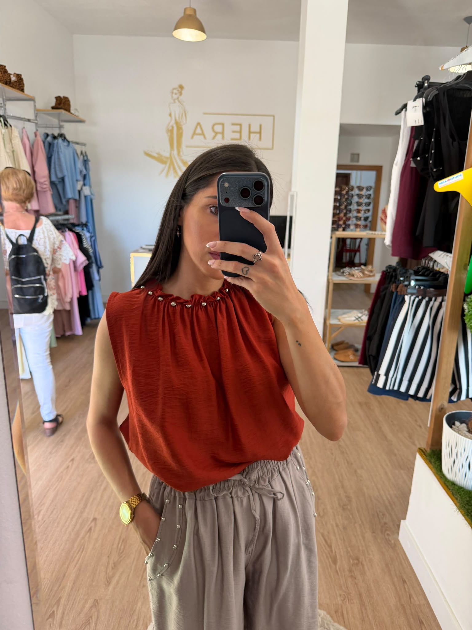 Blusa Fluida Sin Mangas Con Tachuelas en el Cuello / Top Elevado con Cuello Fruncido