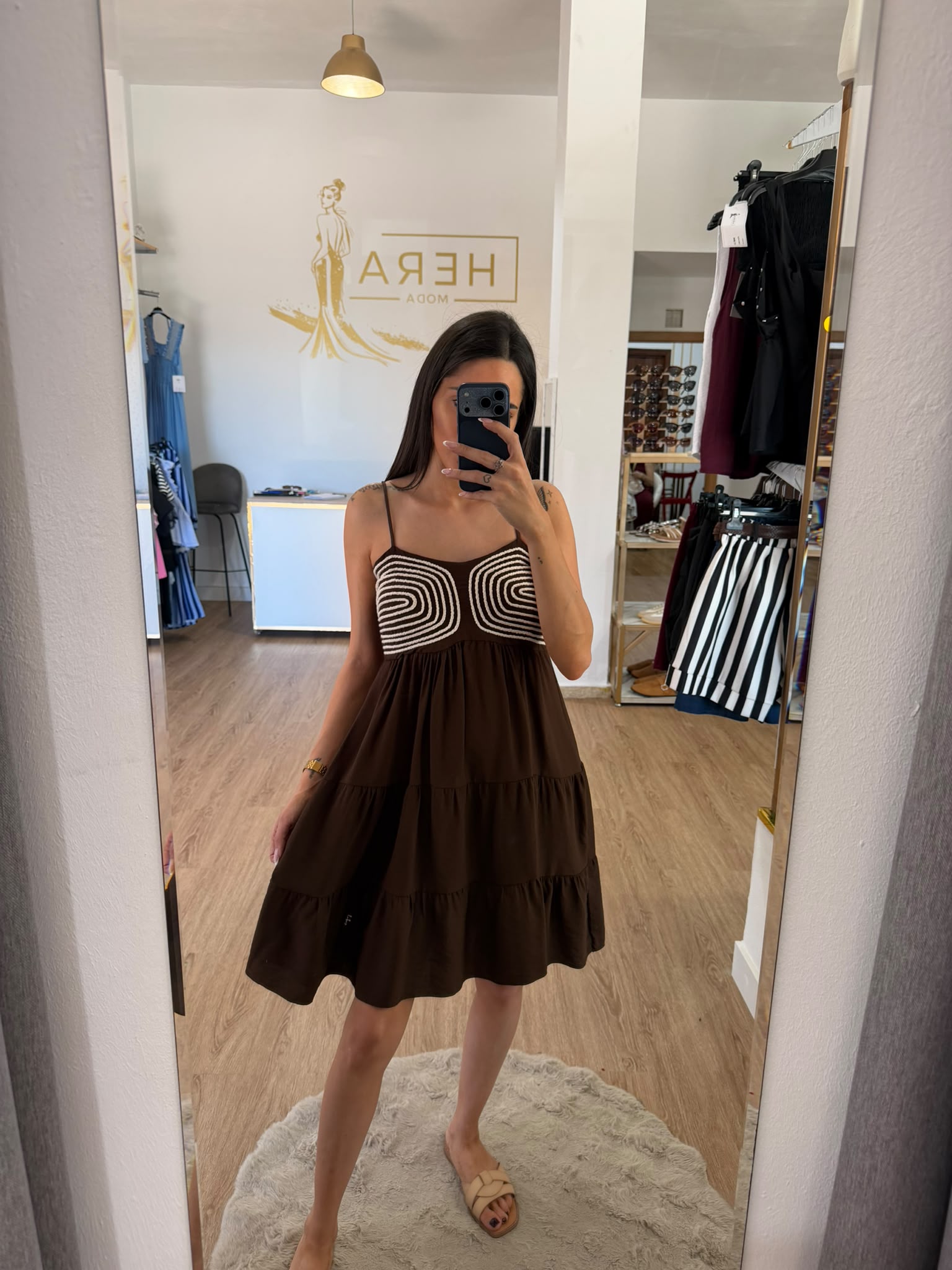 Vestido Corto de Tirantes con Pecho Bordado / Vestido Corto con Volantes Estilo Imperio