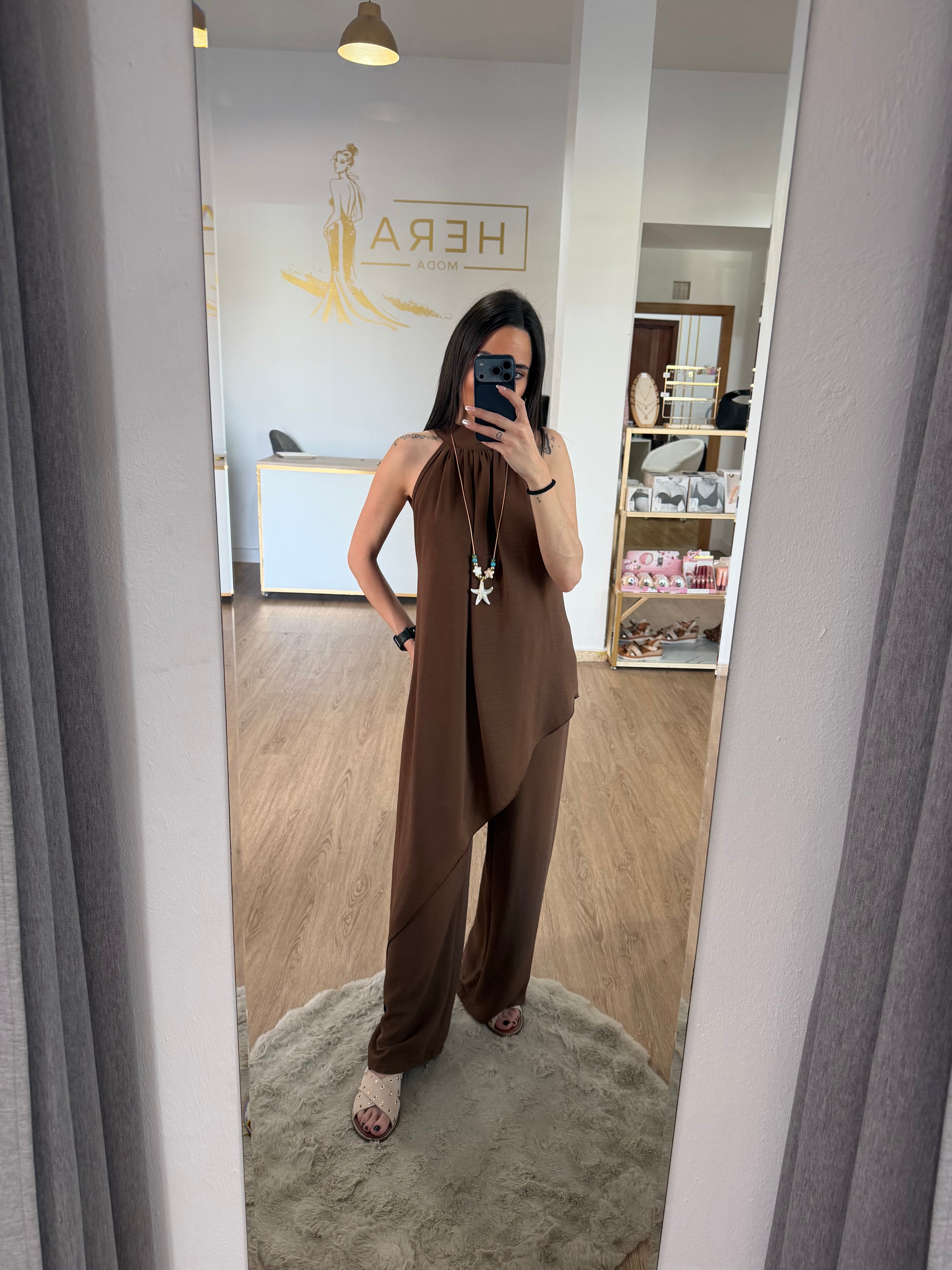 Conjunto Dos Piezas de Blusa Asimétrica Halter y Pantalón Fluido