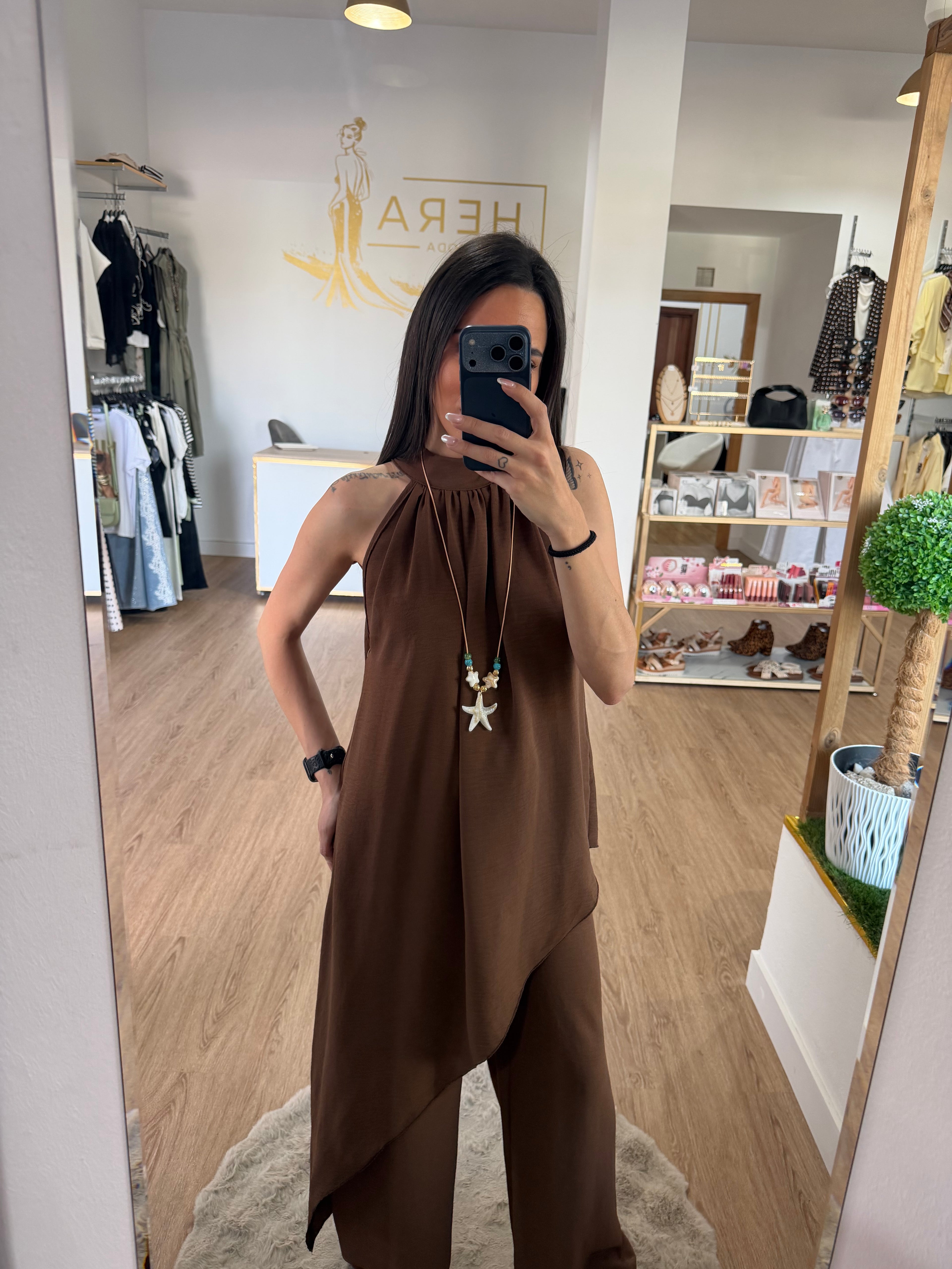 Conjunto Dos Piezas de Blusa Asimétrica Halter y Pantalón Fluido