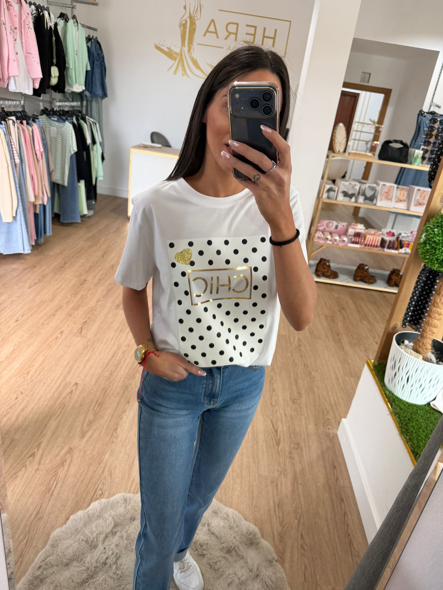 Camiseta Blanca "CHIC" con Estampado de Lunares y Detalles Dorados