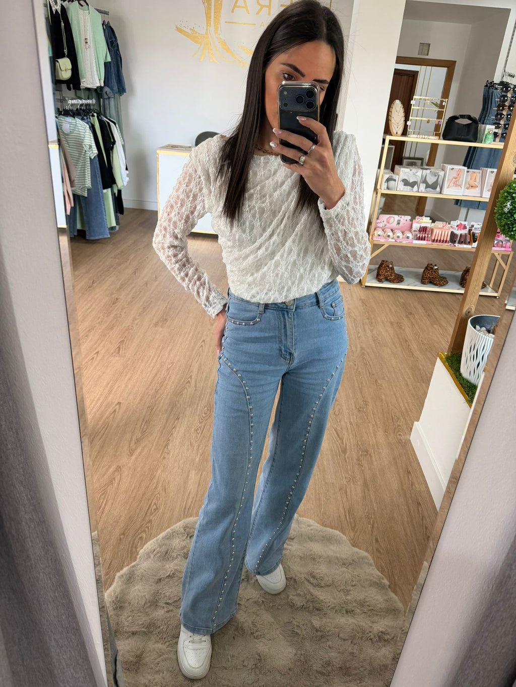 Vaqueros Flare Azul Claro con detalle de tachuelas brillantes - Estilo Glam Denim