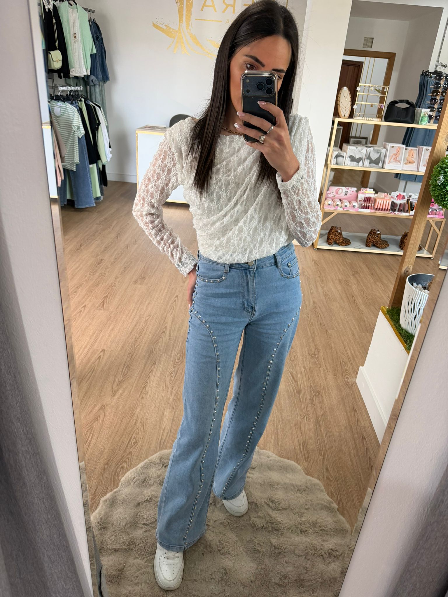 Vaqueros Flare Azul Claro con detalle de tachuelas brillantes - Estilo Glam Denim