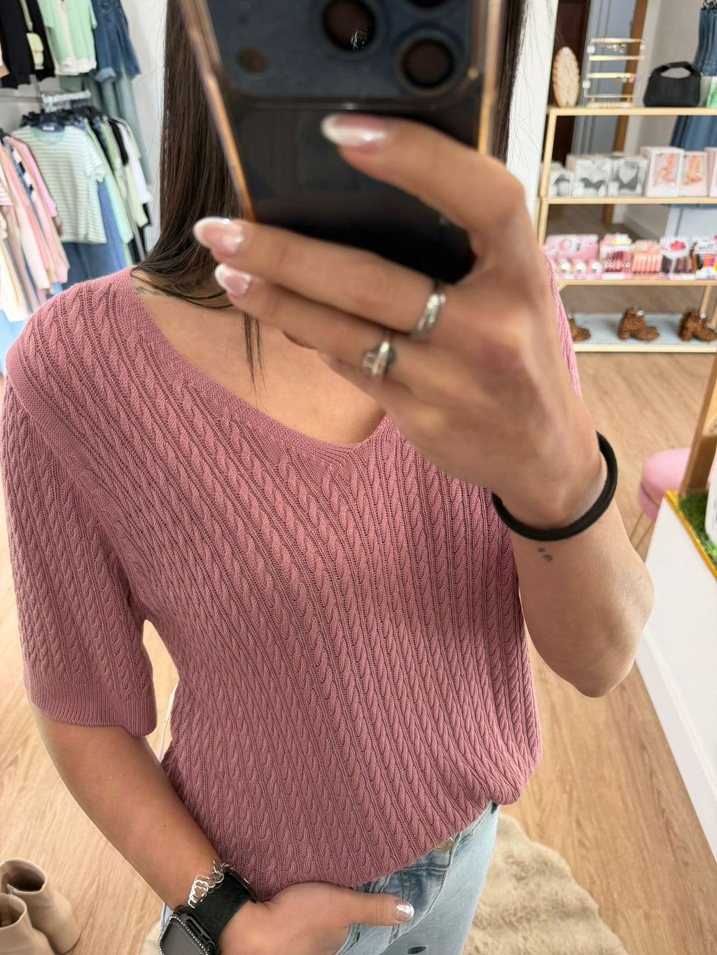 Top de Punto Calado con Escote en V - Textura Trenzada y Estilo Romántico