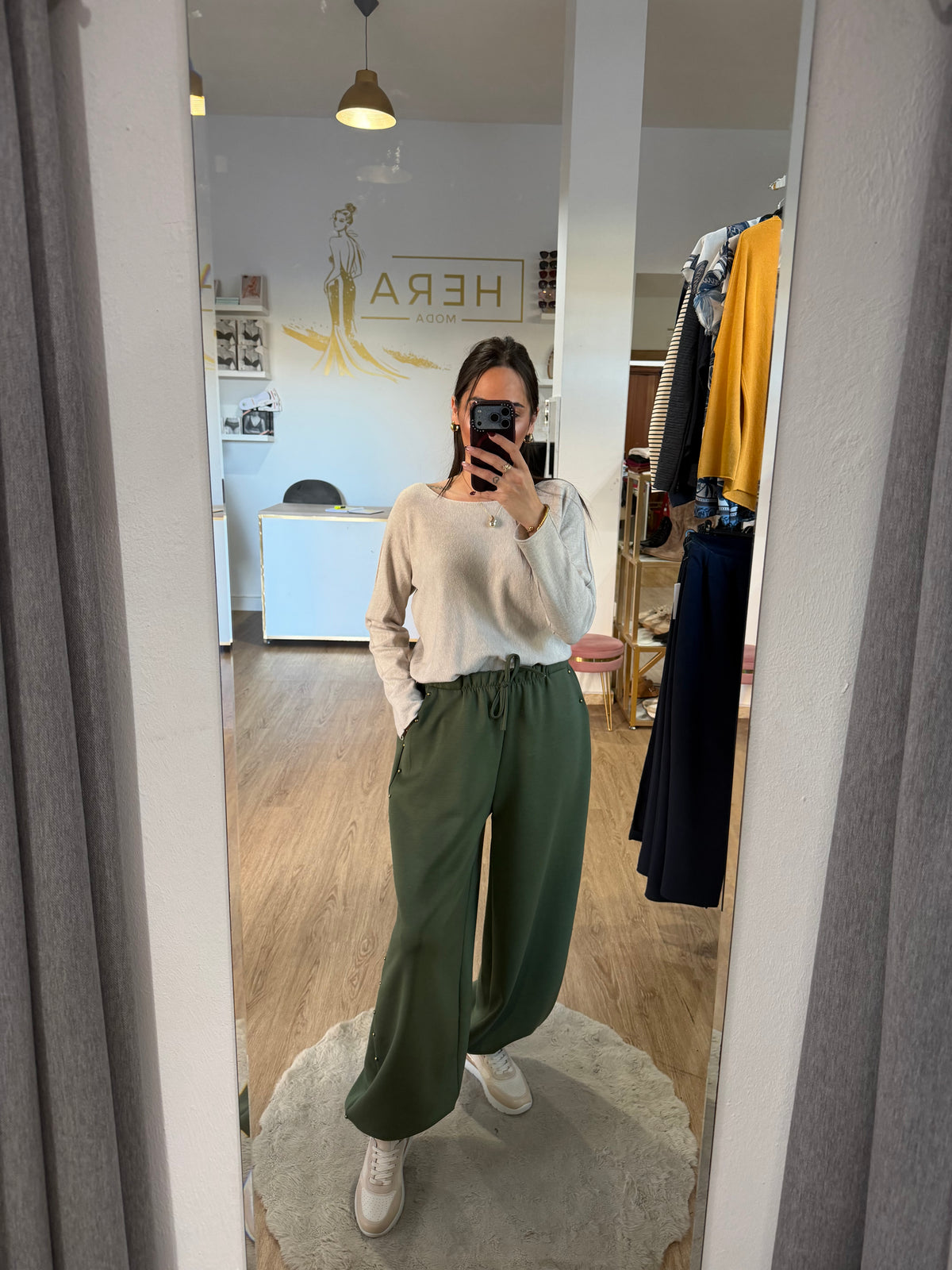 Pantalón Jogger Fluido con Tachuelas Laterales y Bajo con Puño