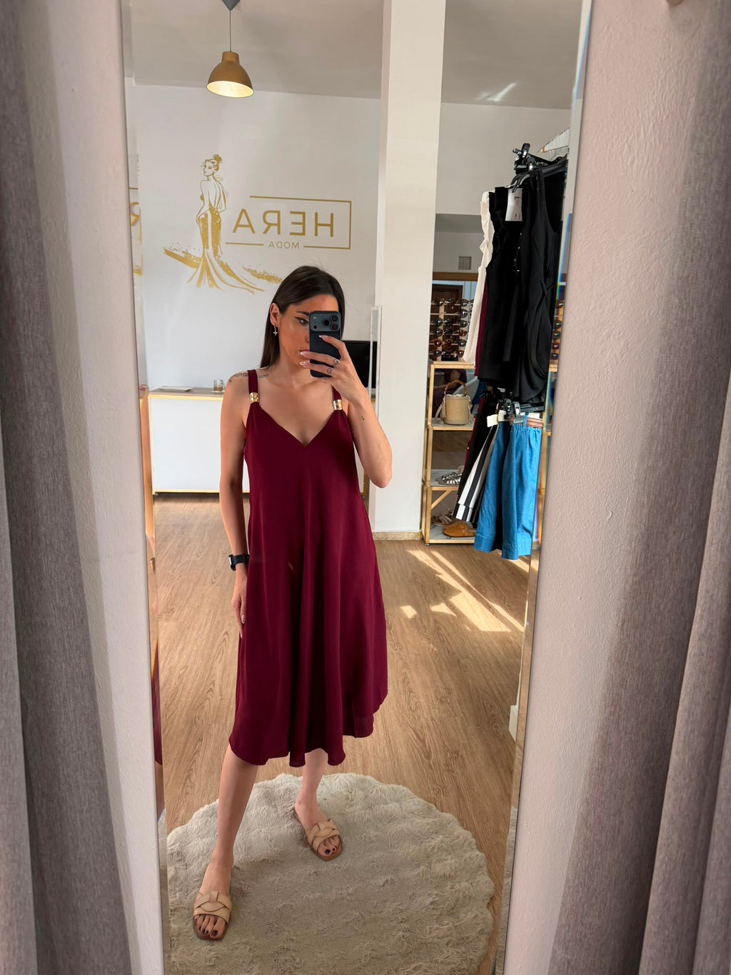 Vestido midi Fluido Hebillas Doradas / Vestido de Tirantes Evasé escote en V