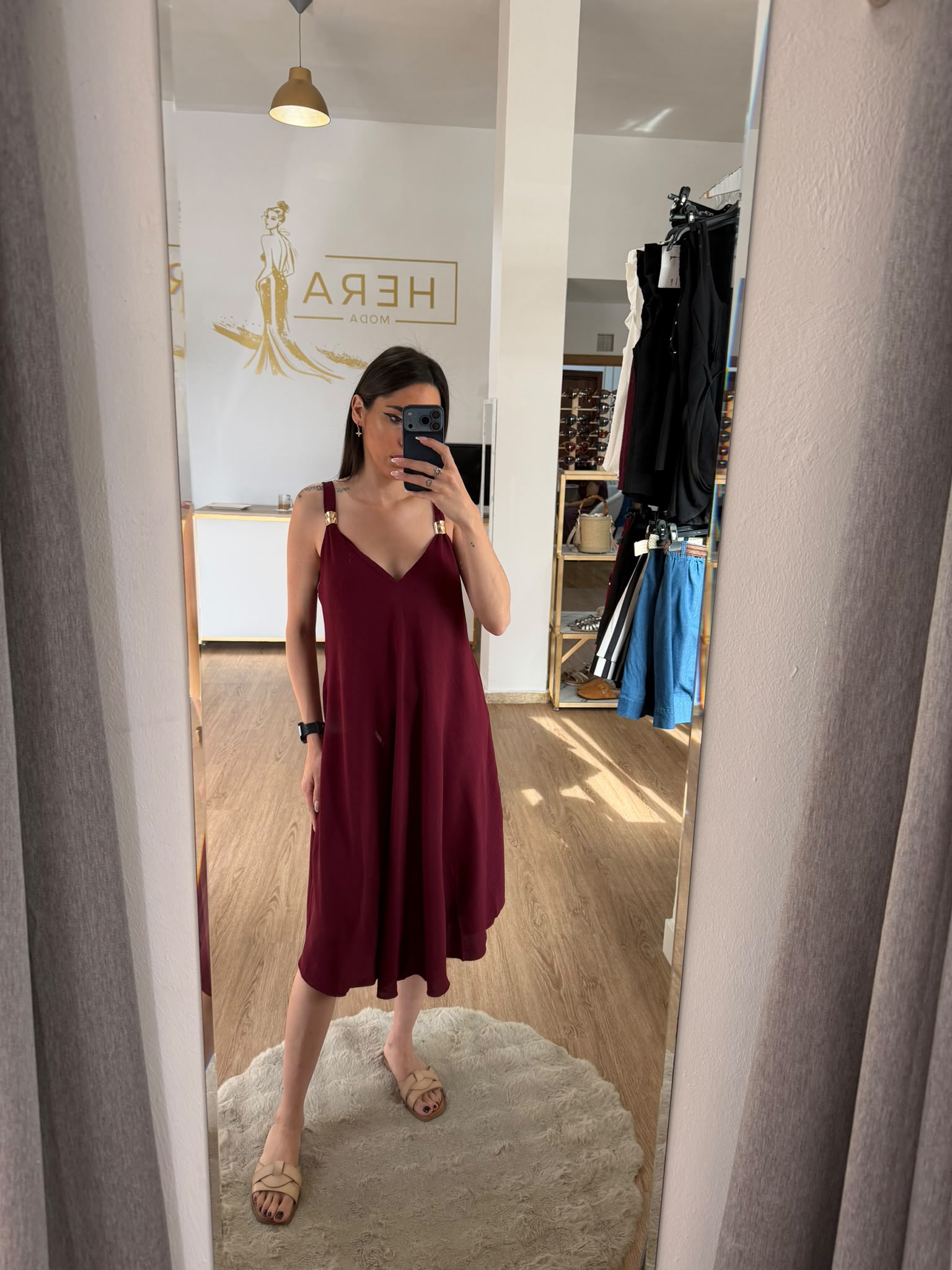 Vestido midi Fluido Hebillas Doradas / Vestido de Tirantes Evasé escote en V