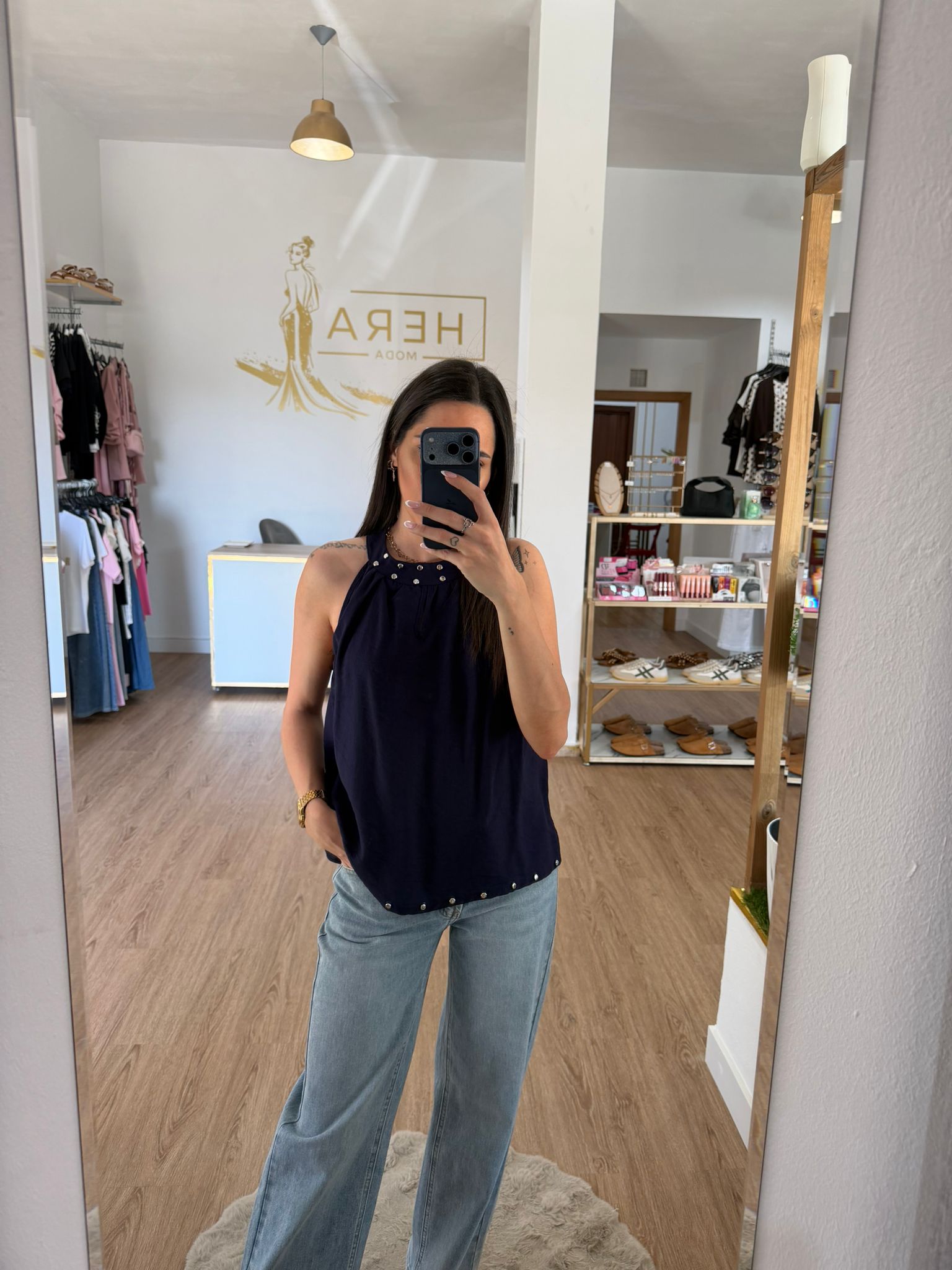 Top Fluido Halter con Tachuelas / Blusa Sofisticada sin mangas
