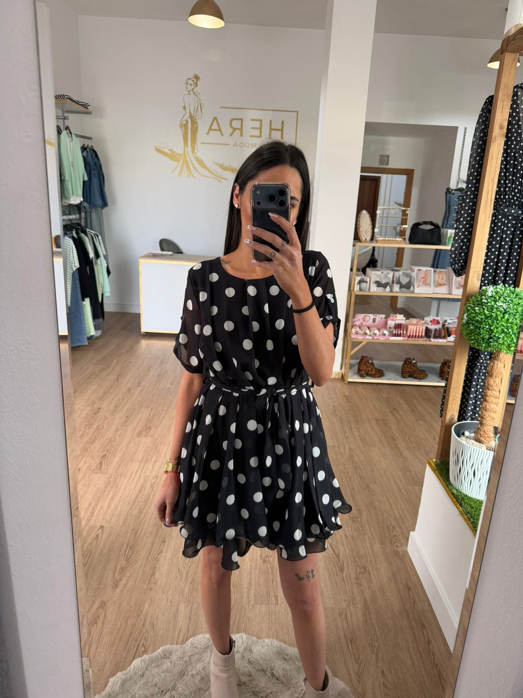 Vestido Corto de Lunares con Vuelo y Cinturón - Estilo Coquette y Divertido