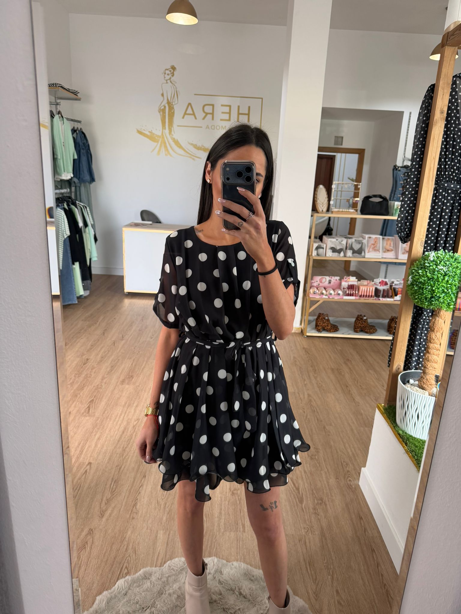 Vestido Corto de Lunares con Vuelo y Cinturón - Estilo Coquette y Divertido
