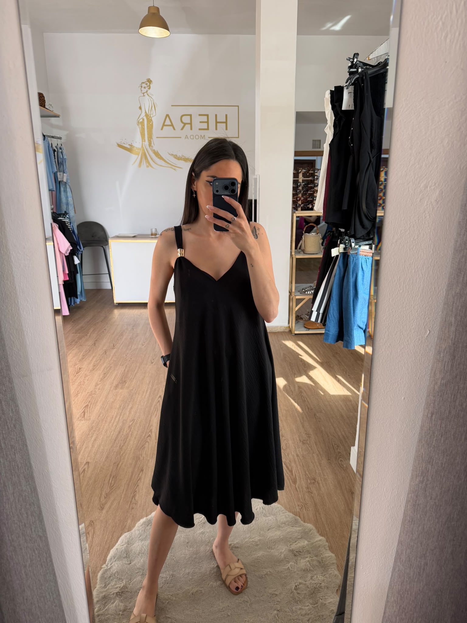 Vestido midi Fluido Hebillas Doradas / Vestido de Tirantes Evasé escote en V