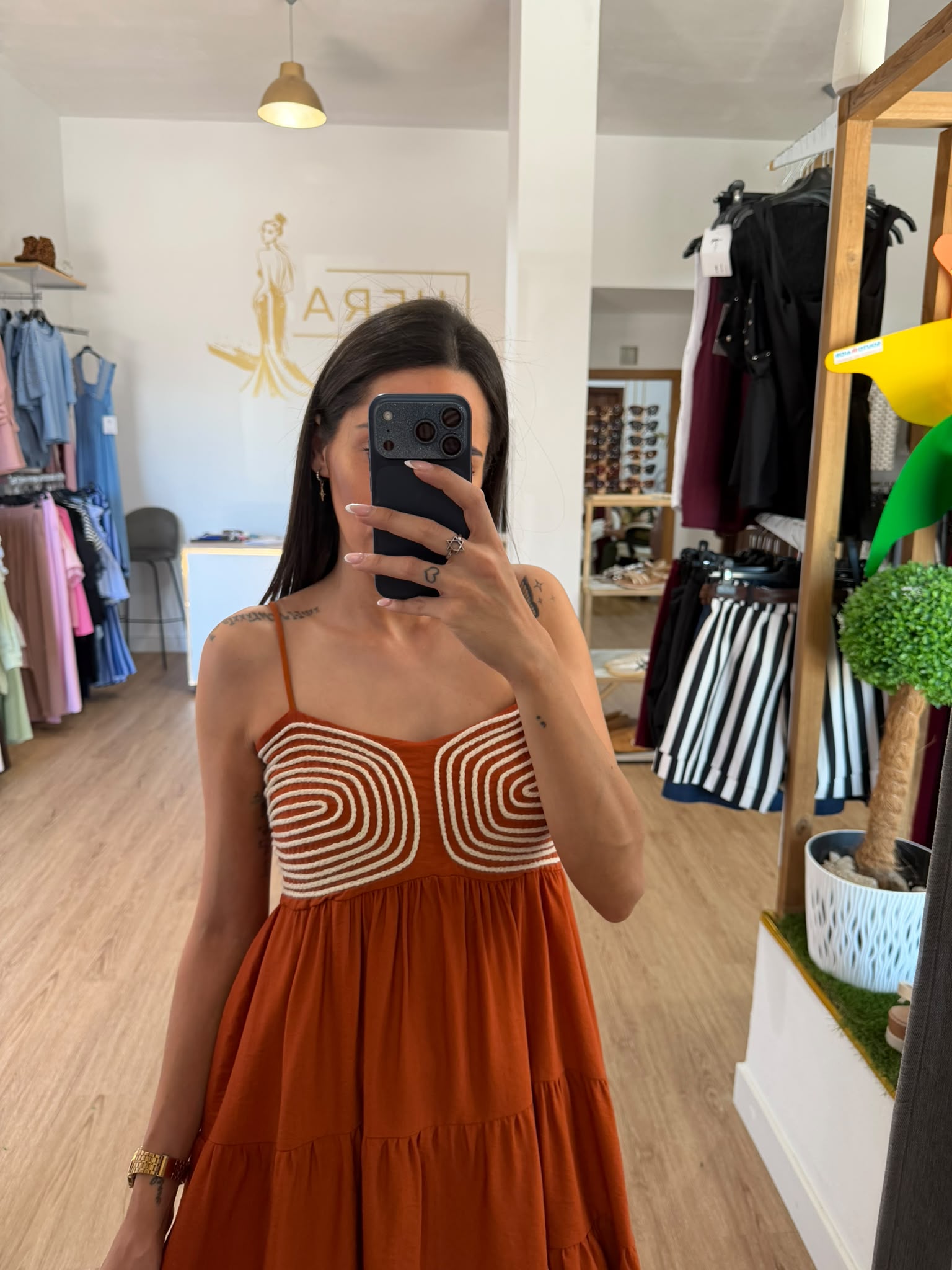 Vestido Corto de Tirantes con Pecho Bordado / Vestido Corto con Volantes Estilo Imperio
